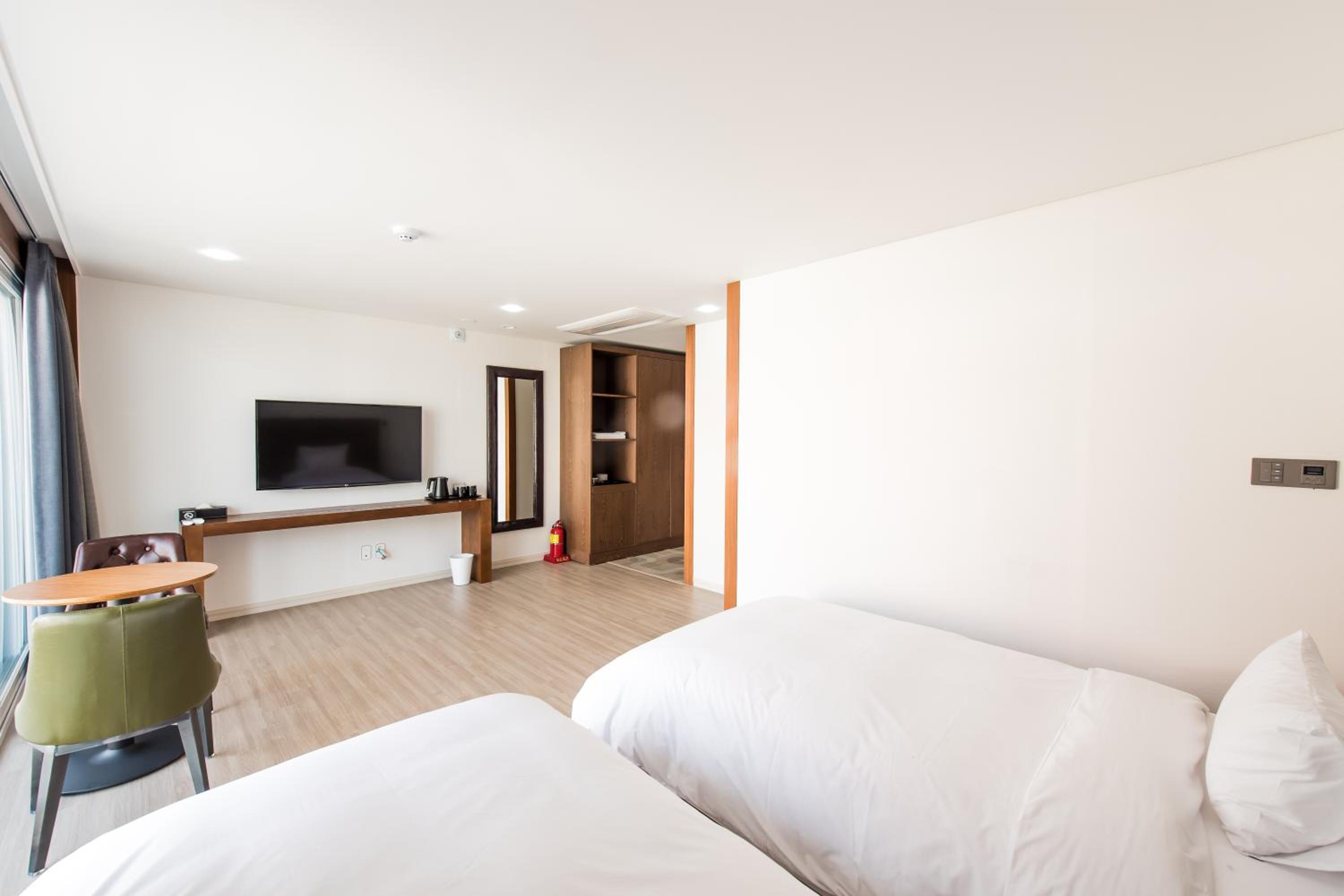 Standard Twin Room - Photo 3