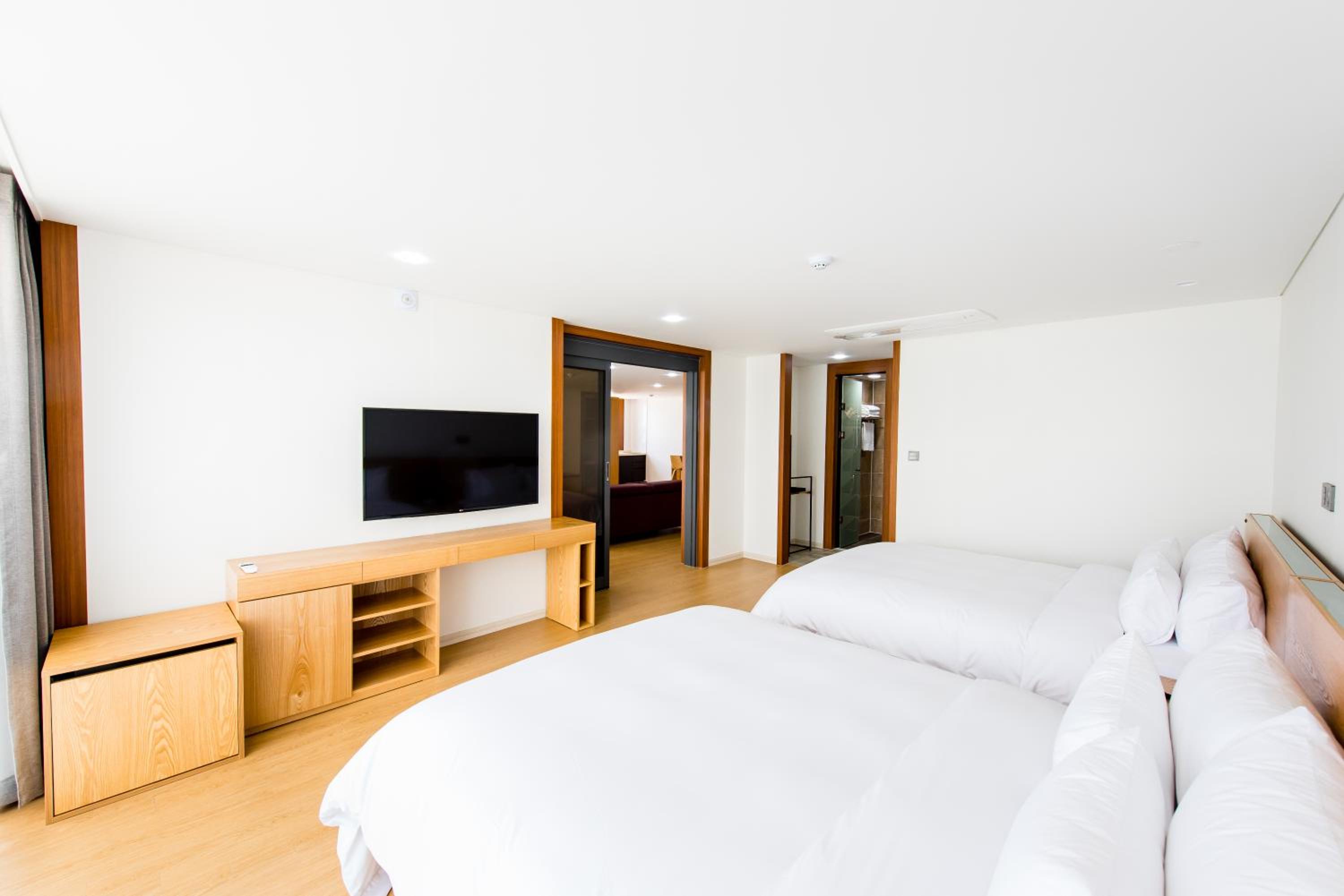 Deluxe Suite with Sea View photo 2