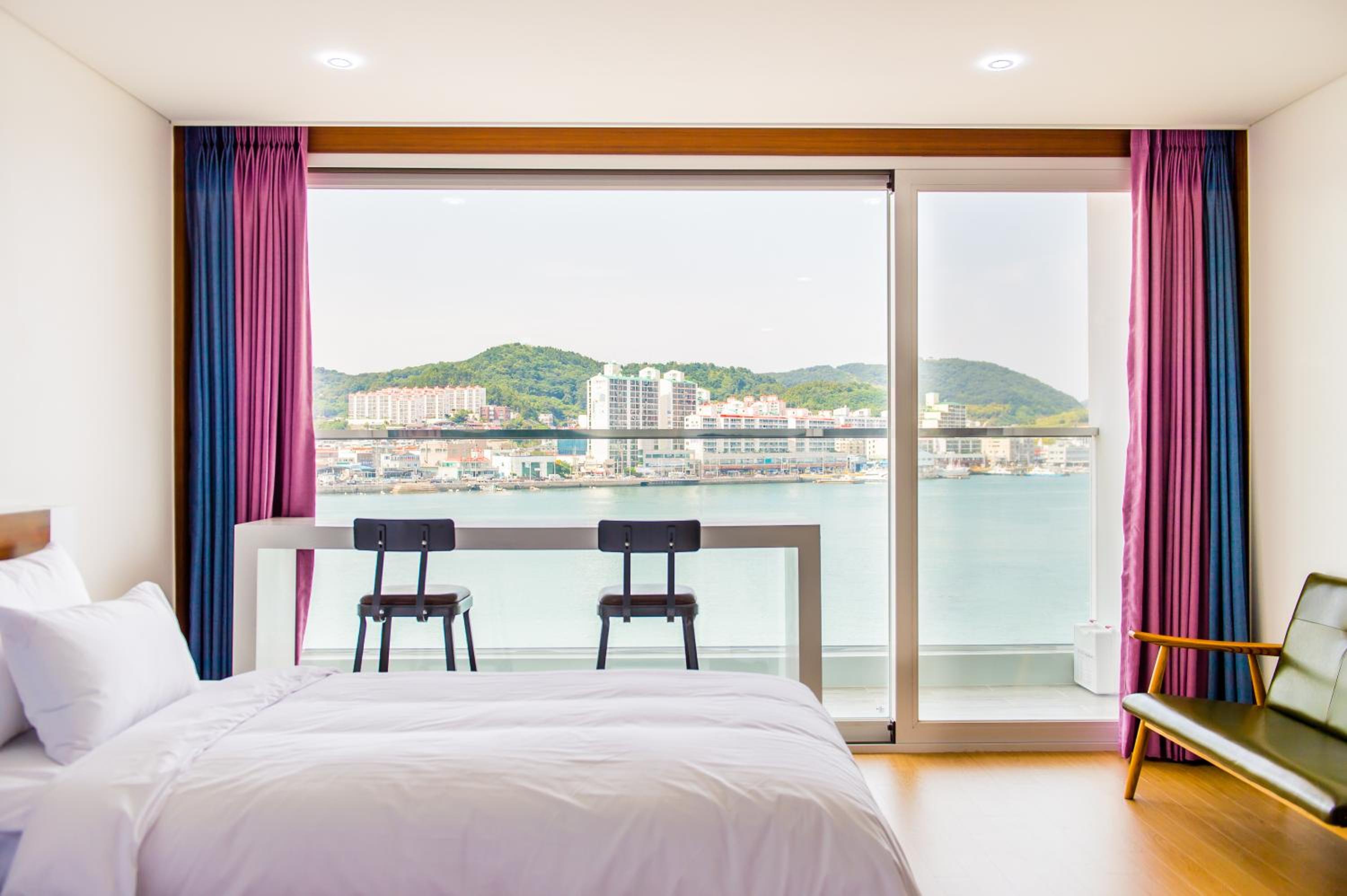 Deluxe Twin Room with Sea View - Photo 3