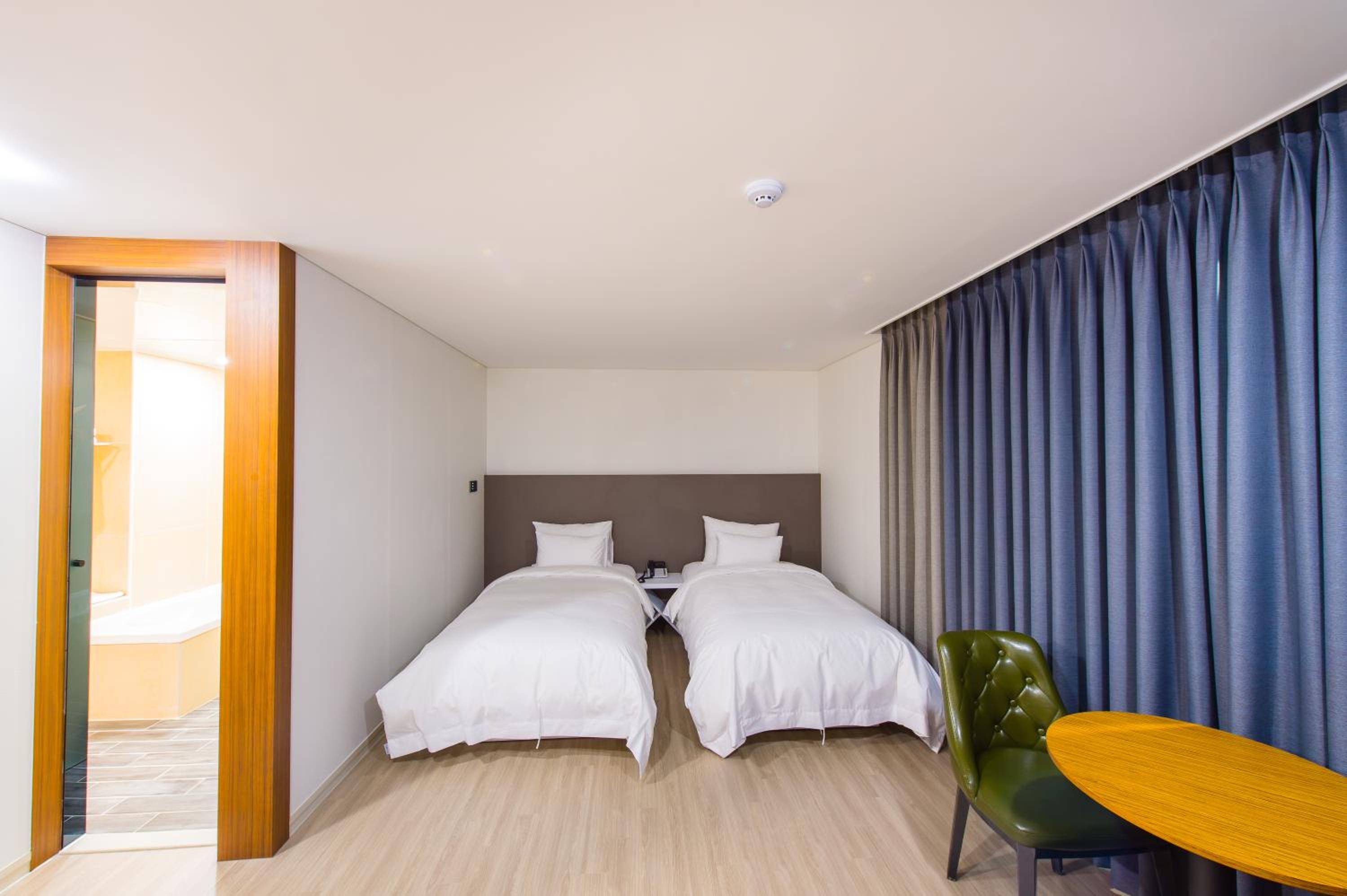 Standard Twin Room - Photo 5
