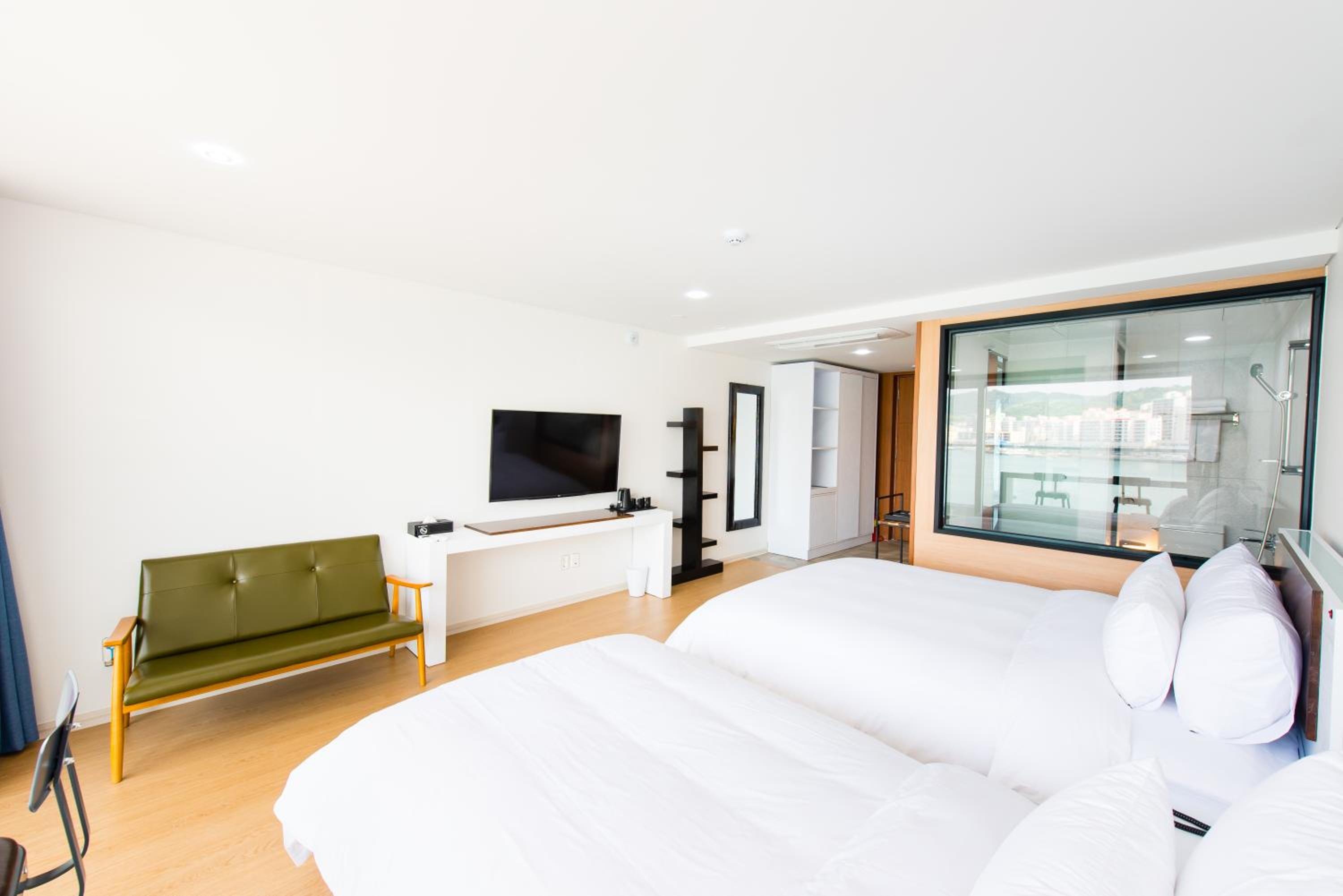 Deluxe Twin Room with Sea View - Photo 4