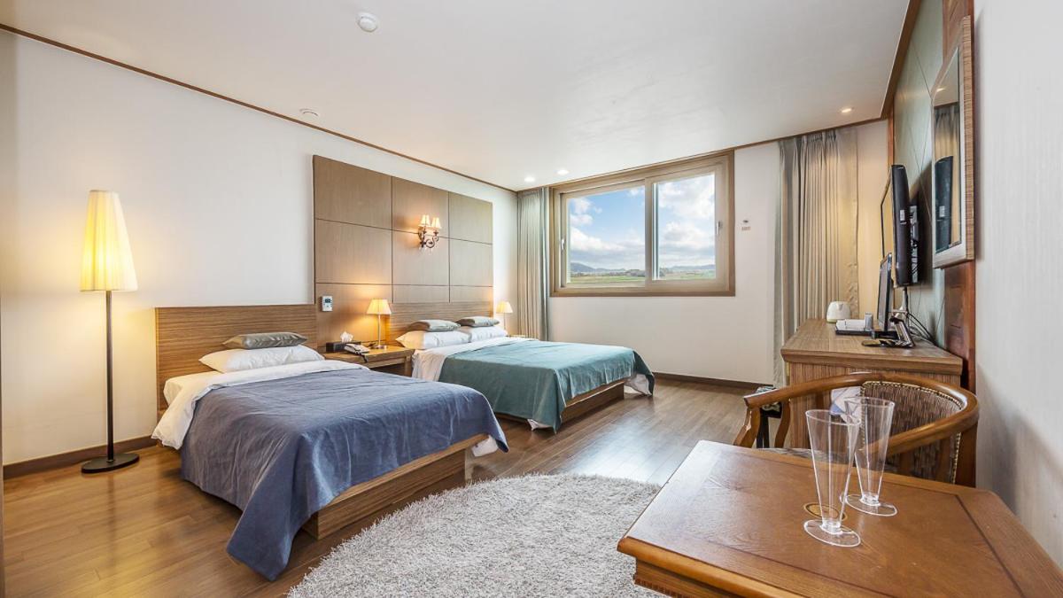 Twin Room with Mountain View photo 3