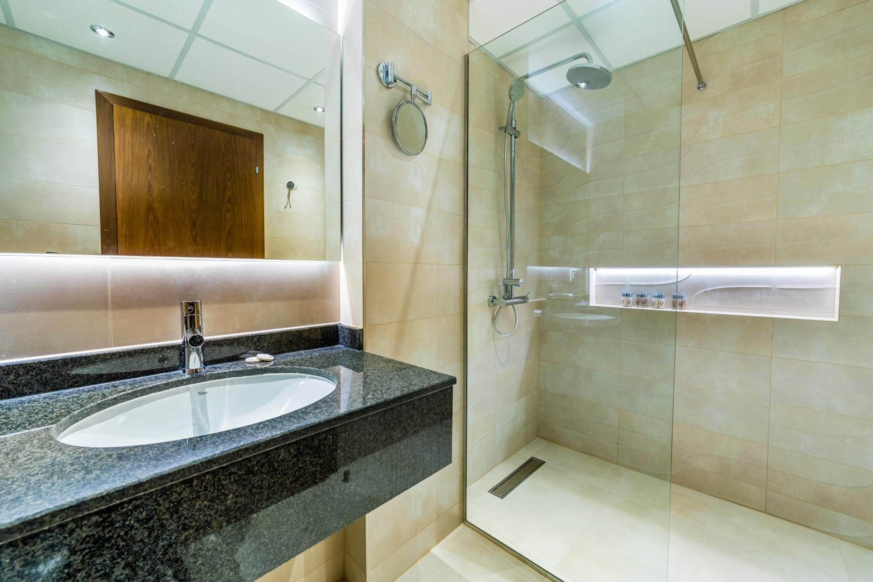 Deluxe Double Room - Photo 9