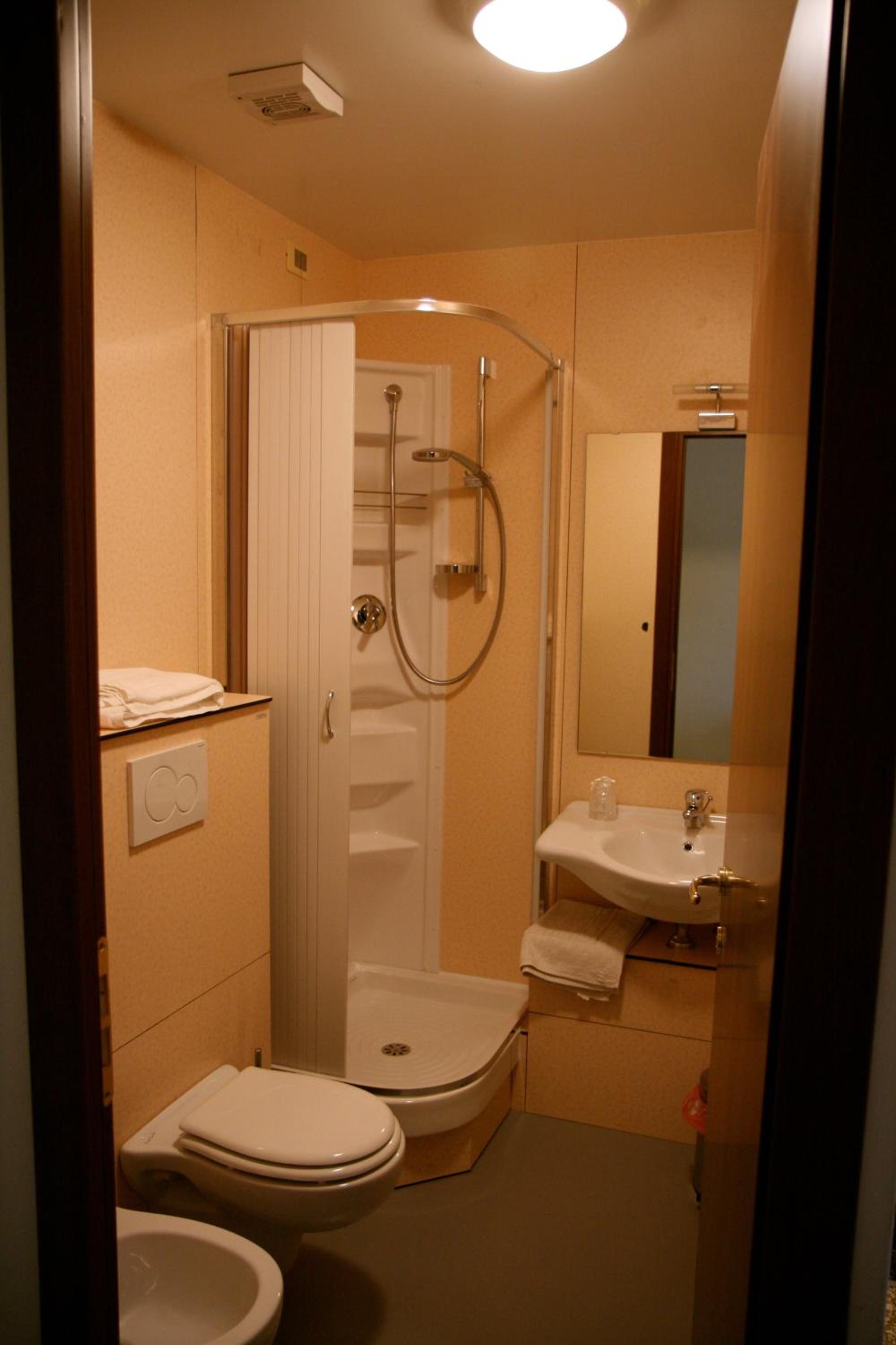 Double Room - Photo 5
