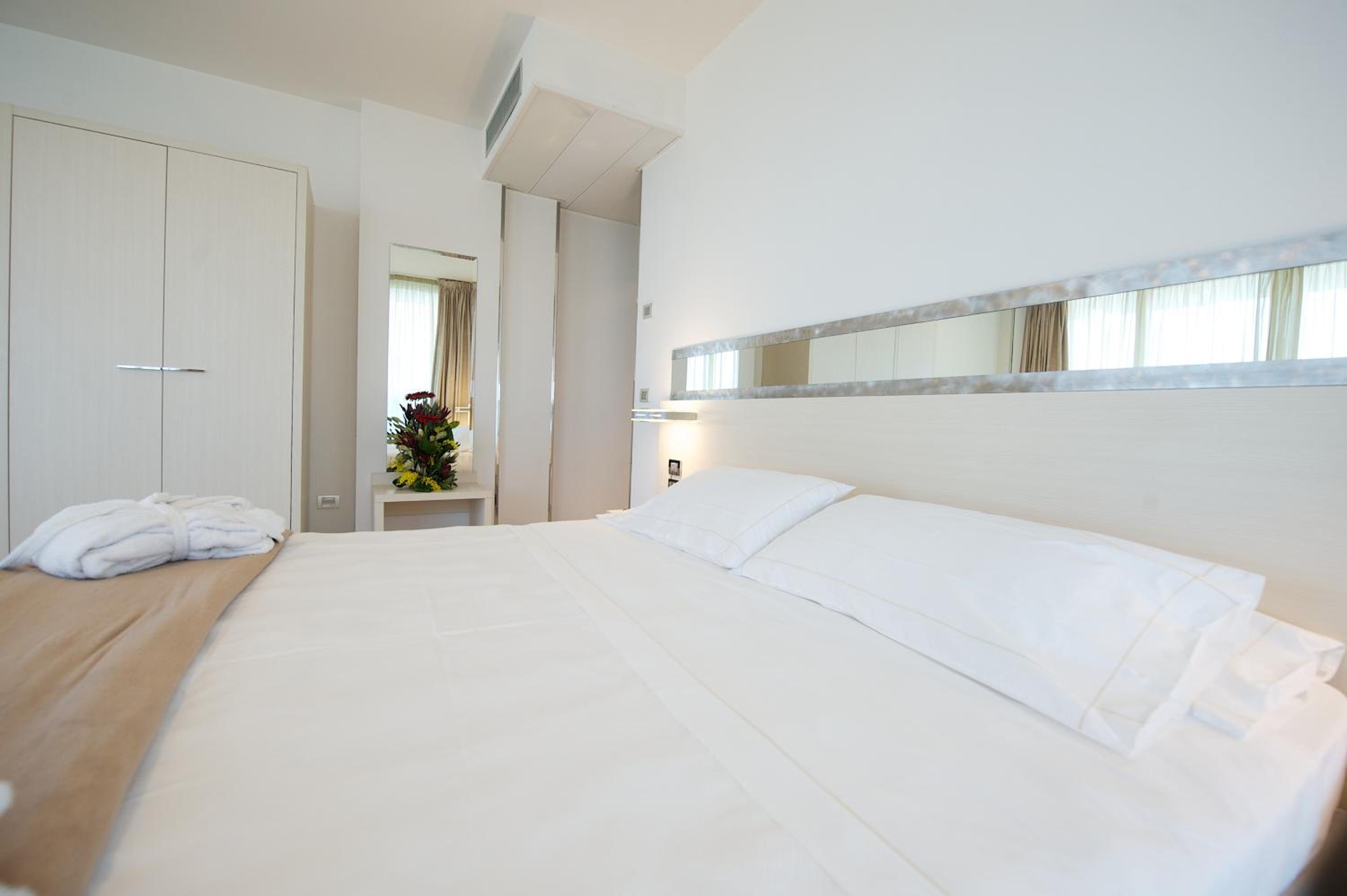 Superior Double Room with Balcony with Side Sea View - Photo 6