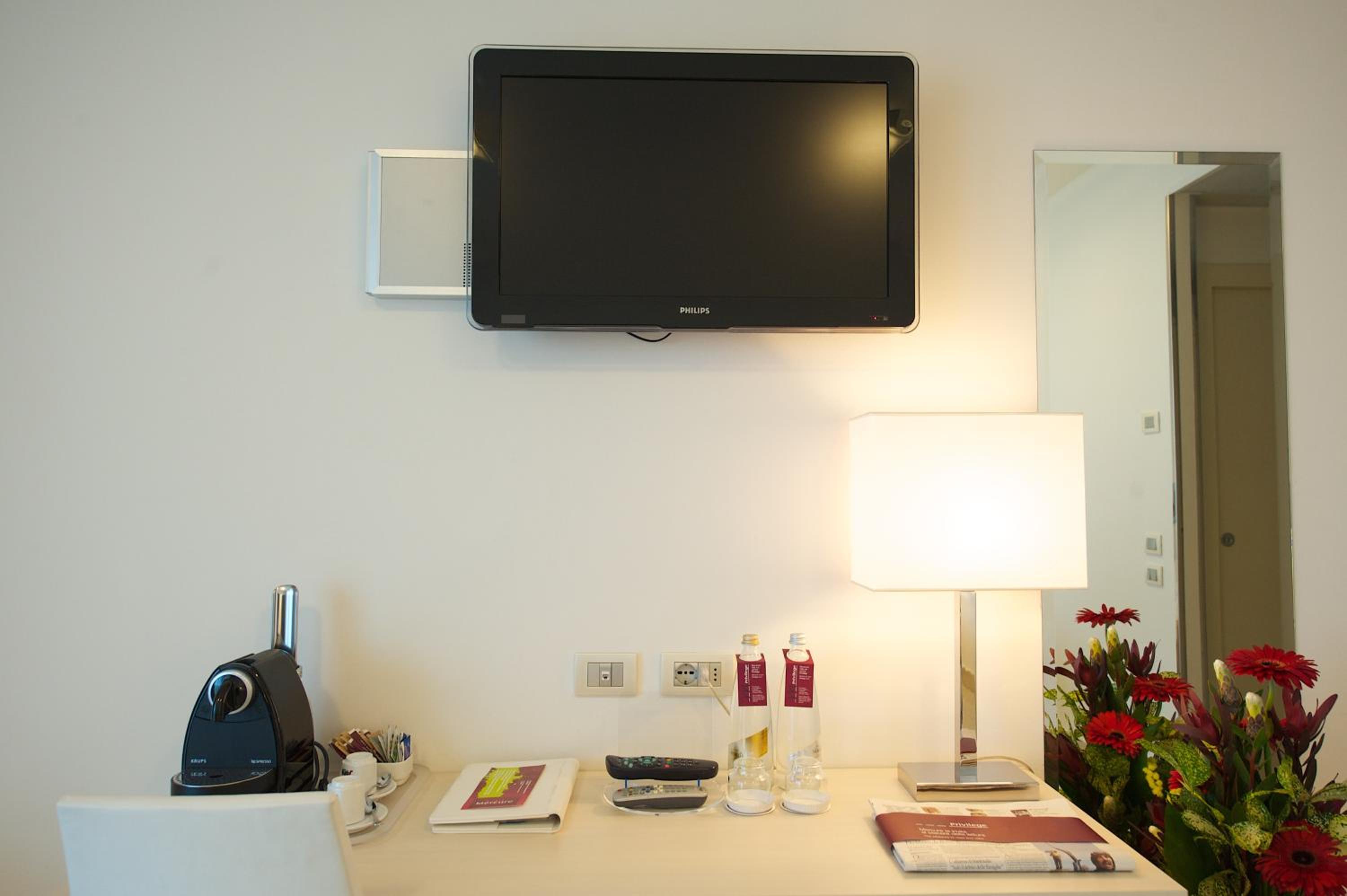 Classic Double Room with Balcony and Side Sea View - Photo 2