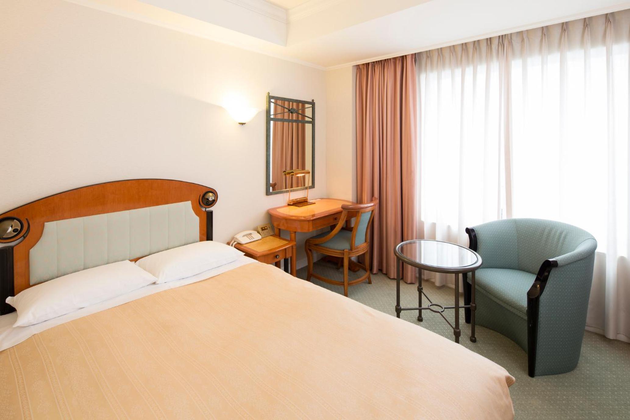 Early Check Out 9 Am - Small Double Room - Smoking - Lower Floor (2 Adult)