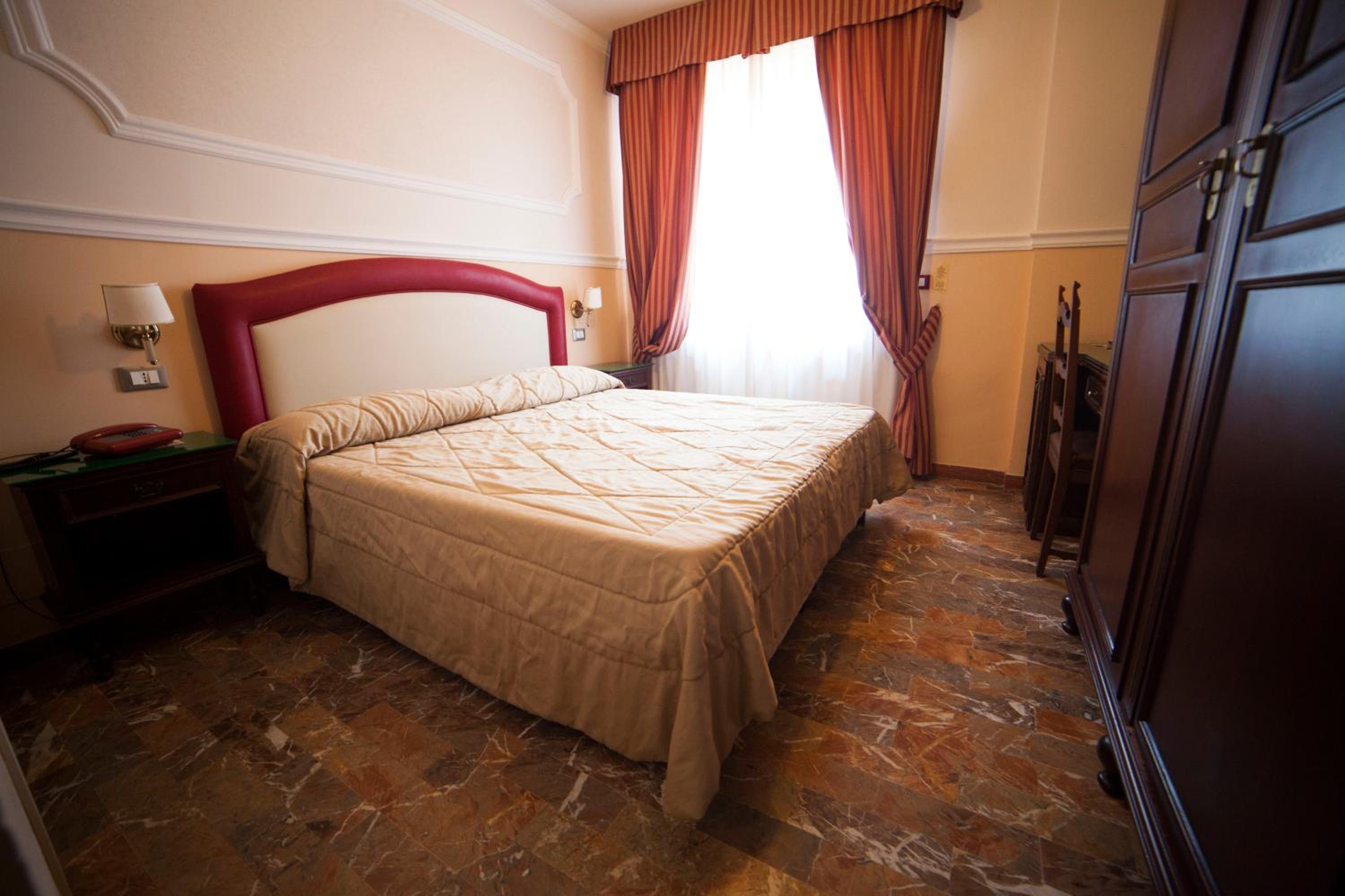 Double or Twin Room - Photo 7