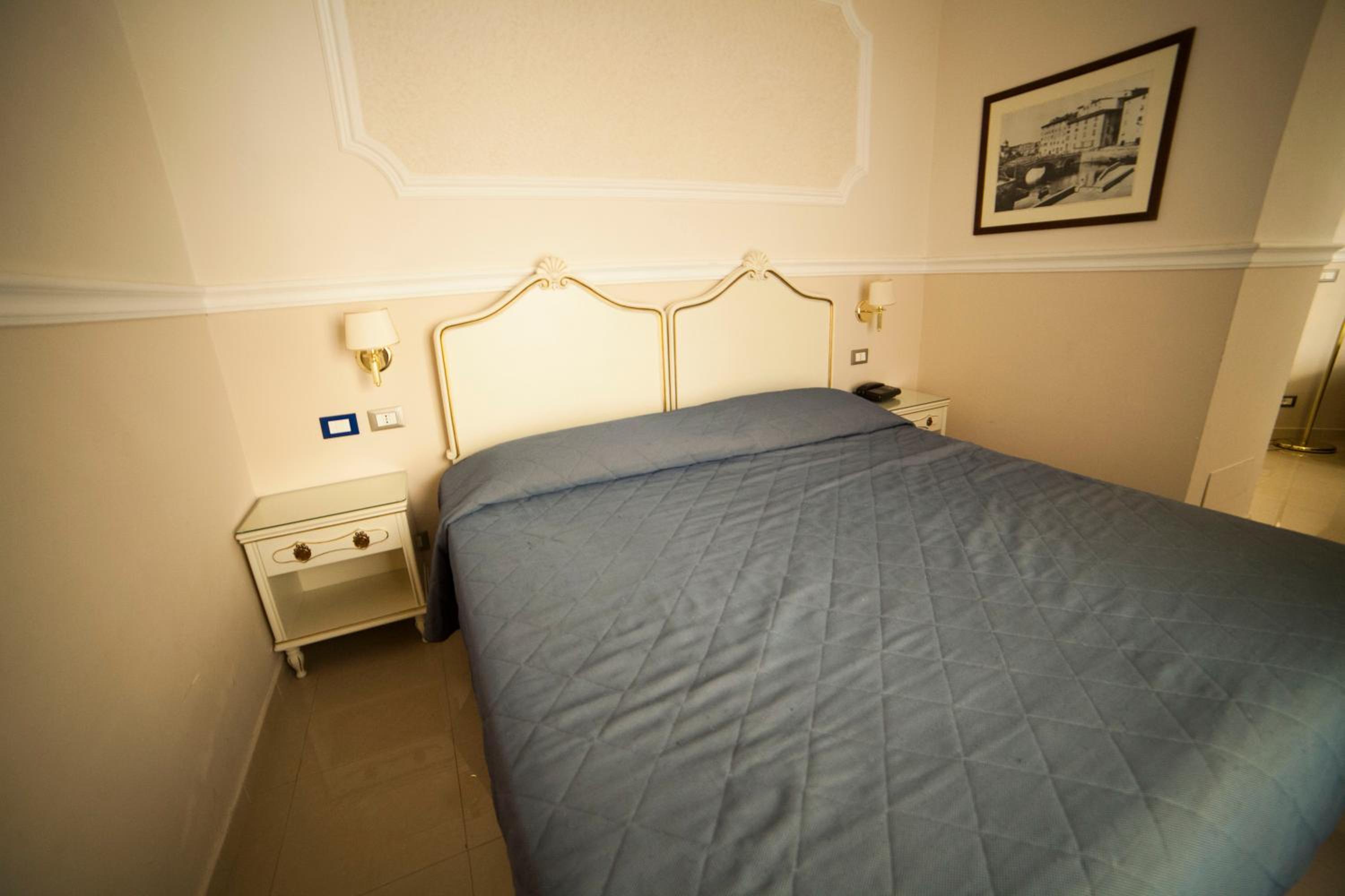 Double or Twin Room - Photo 5
