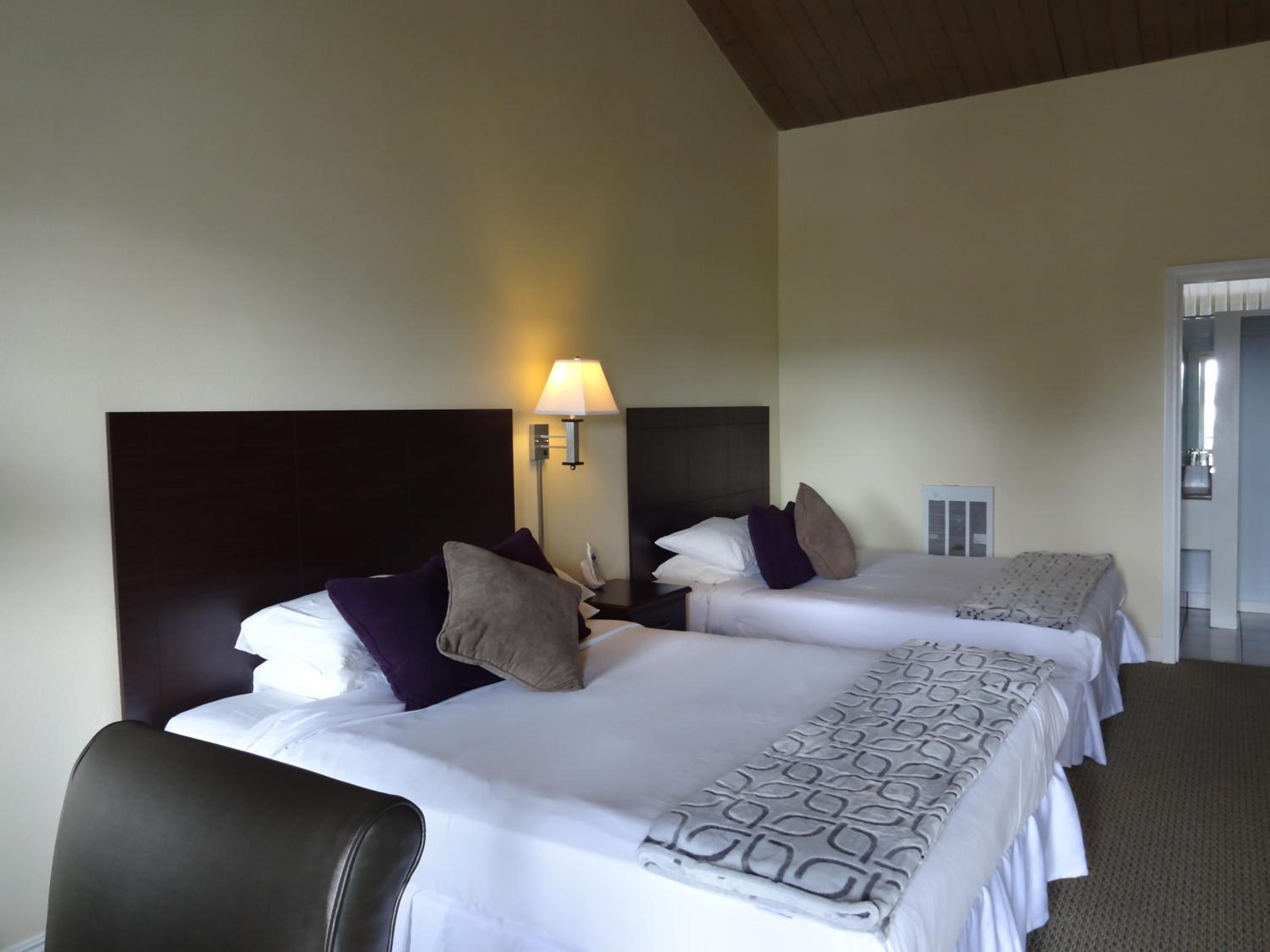Deluxe Queen Room with Two Queen Beds photo 2