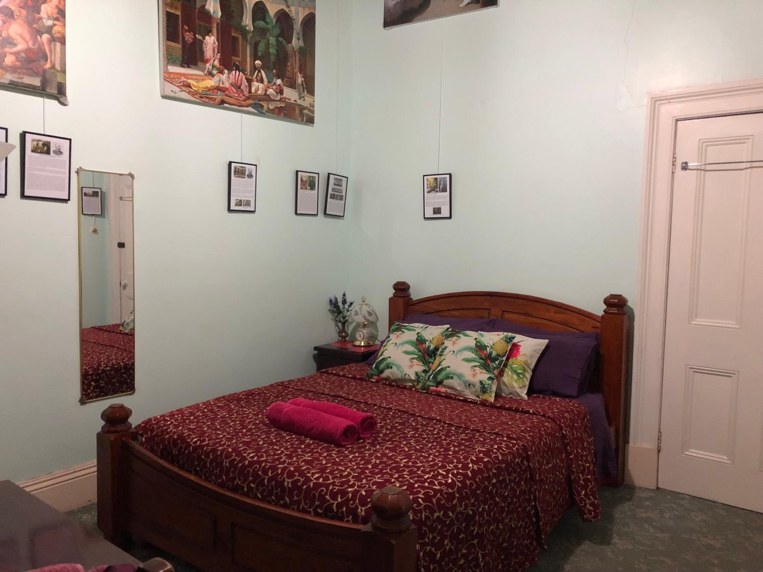 Queen Room with Shared Bathroom photo 1