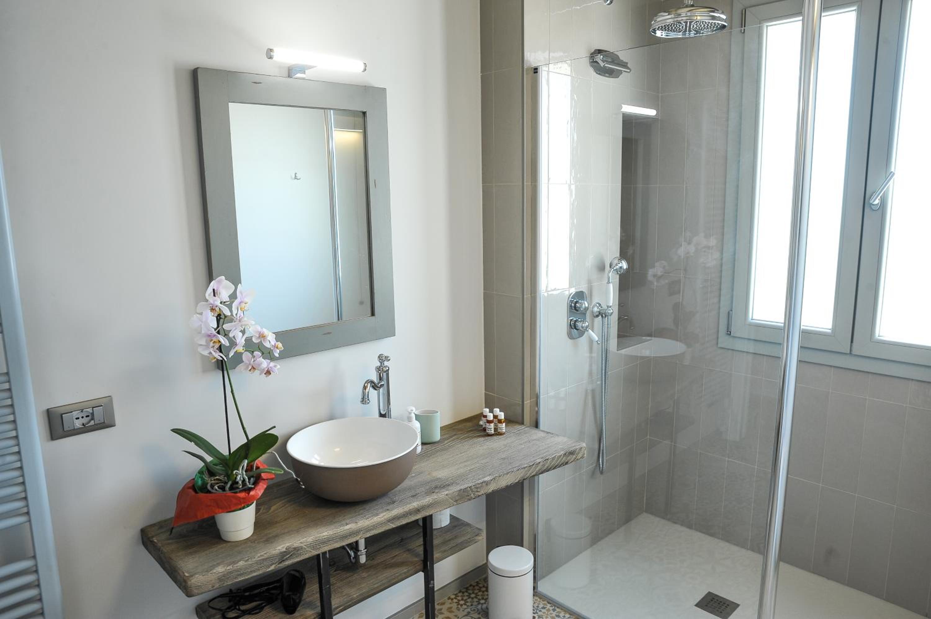 Deluxe Double or Twin Room - Photo 6