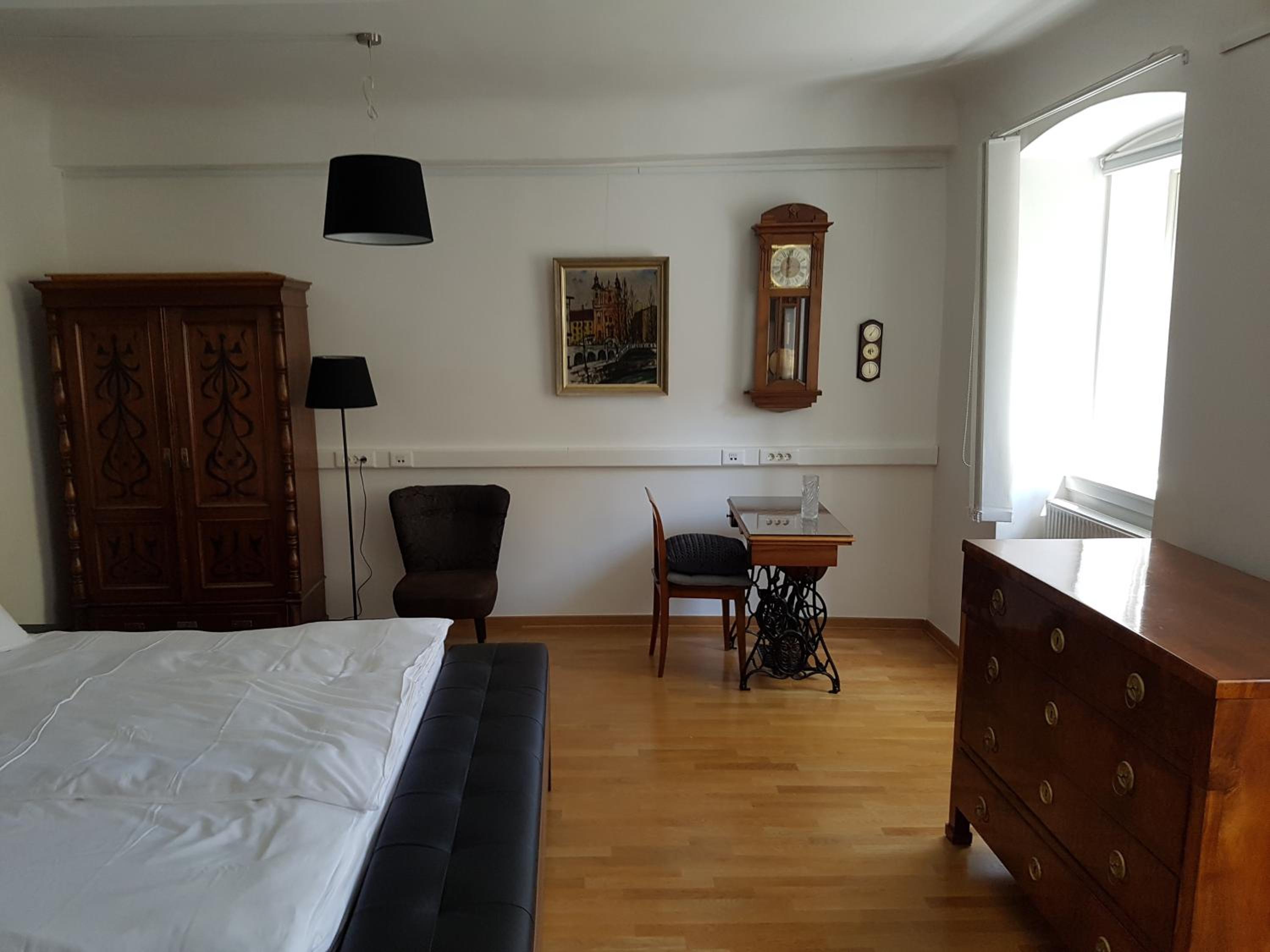 Two-Bedroom Apartment with Free Parking