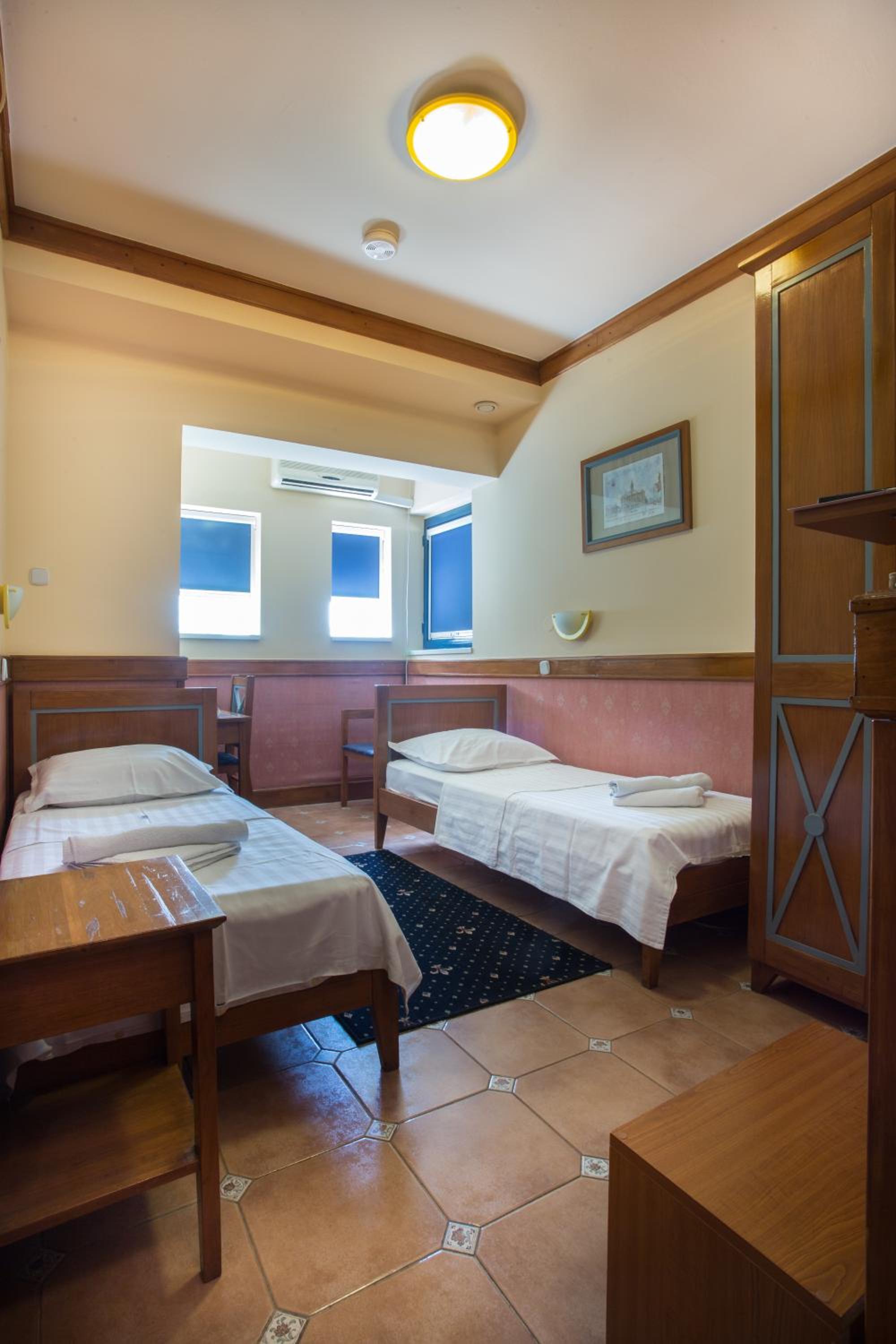Economy Twin Room - Photo 1