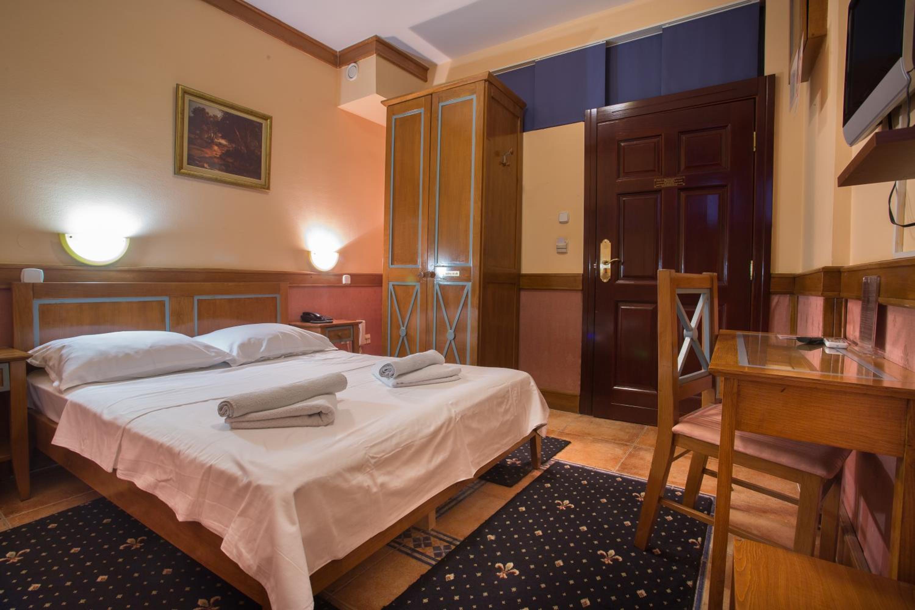 Economy Double Room - Photo 7