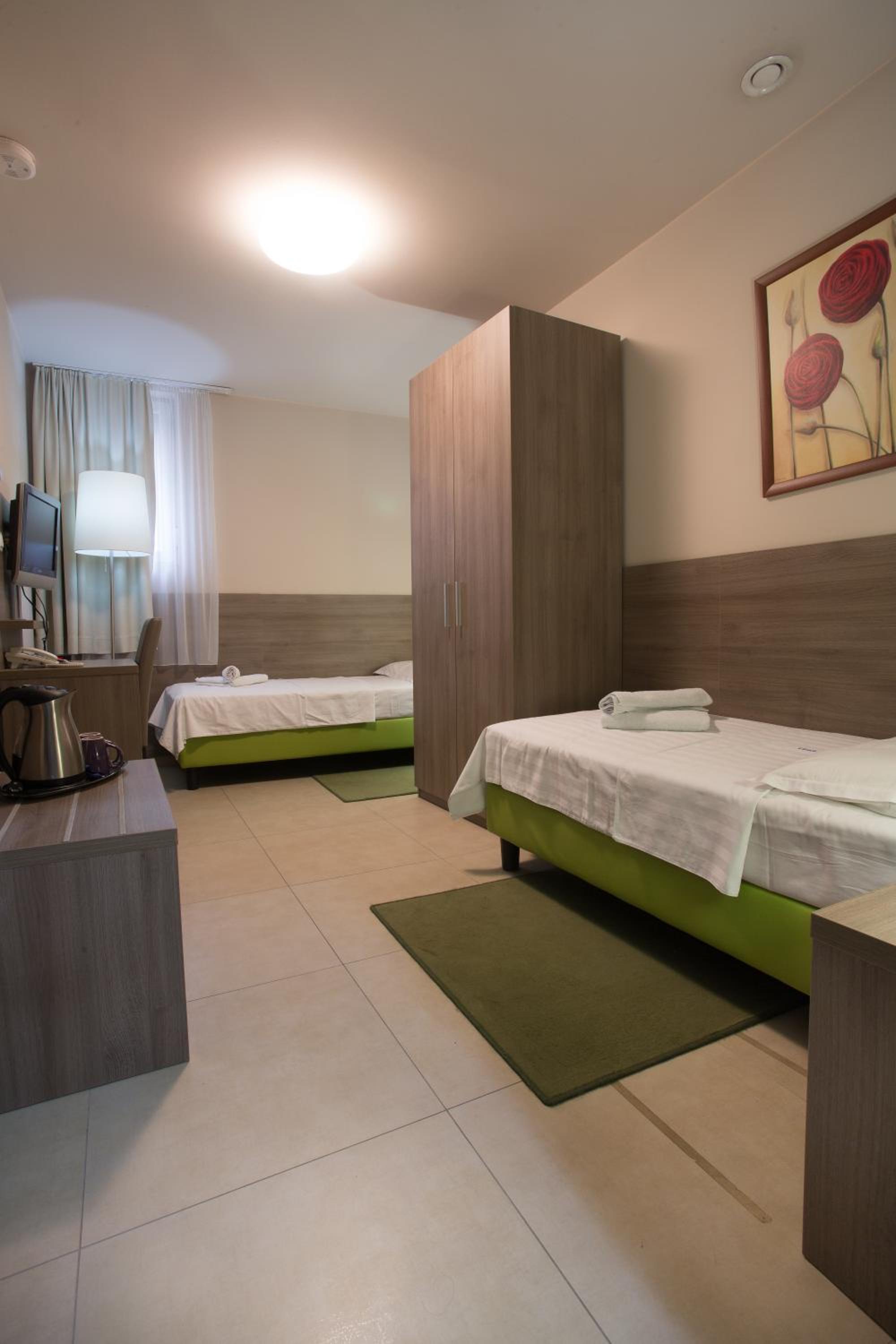 Economy Twin Room - Photo 3