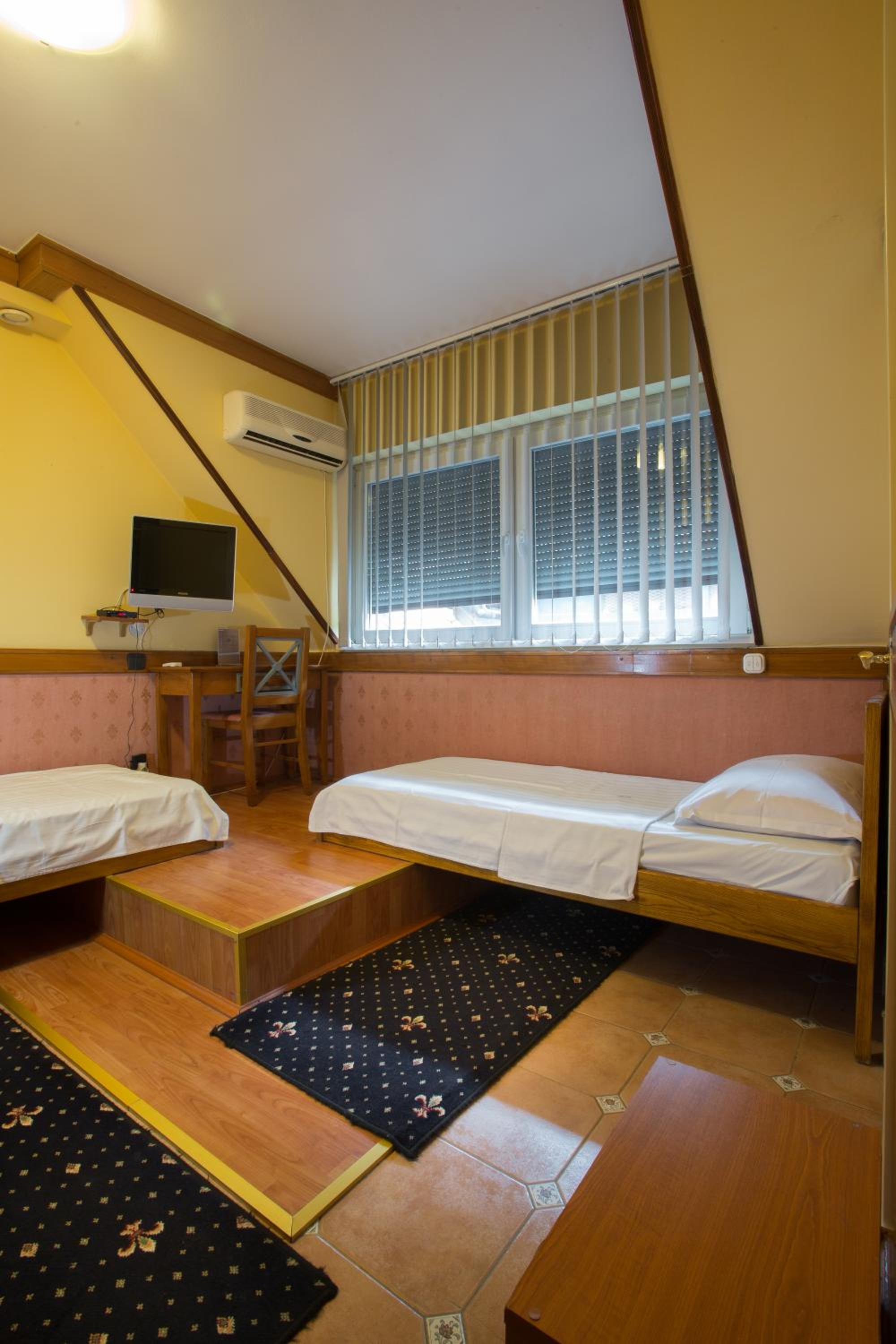 Economy Twin Room - Photo 4