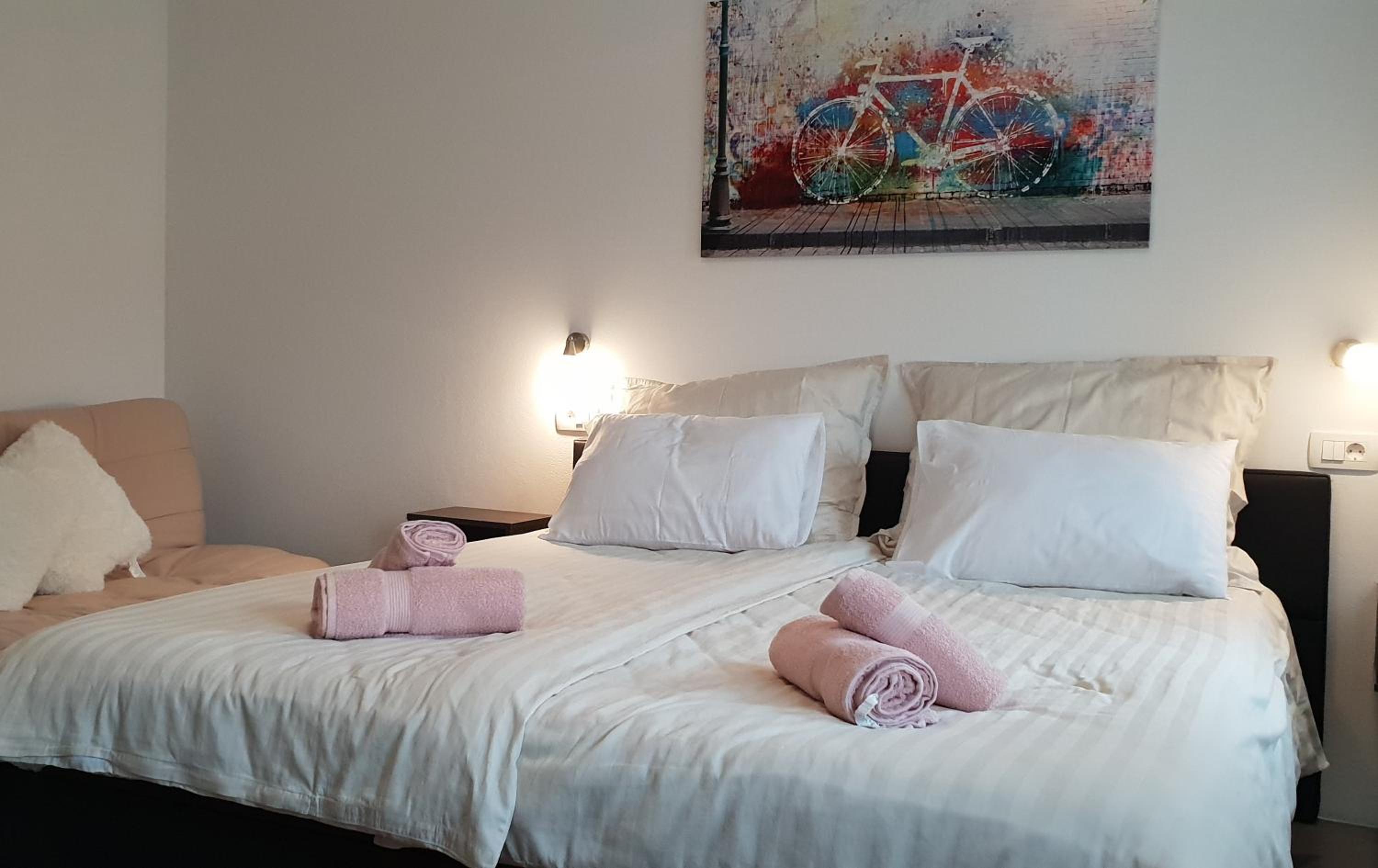 Triple Room with Private Bathroom - Photo 2