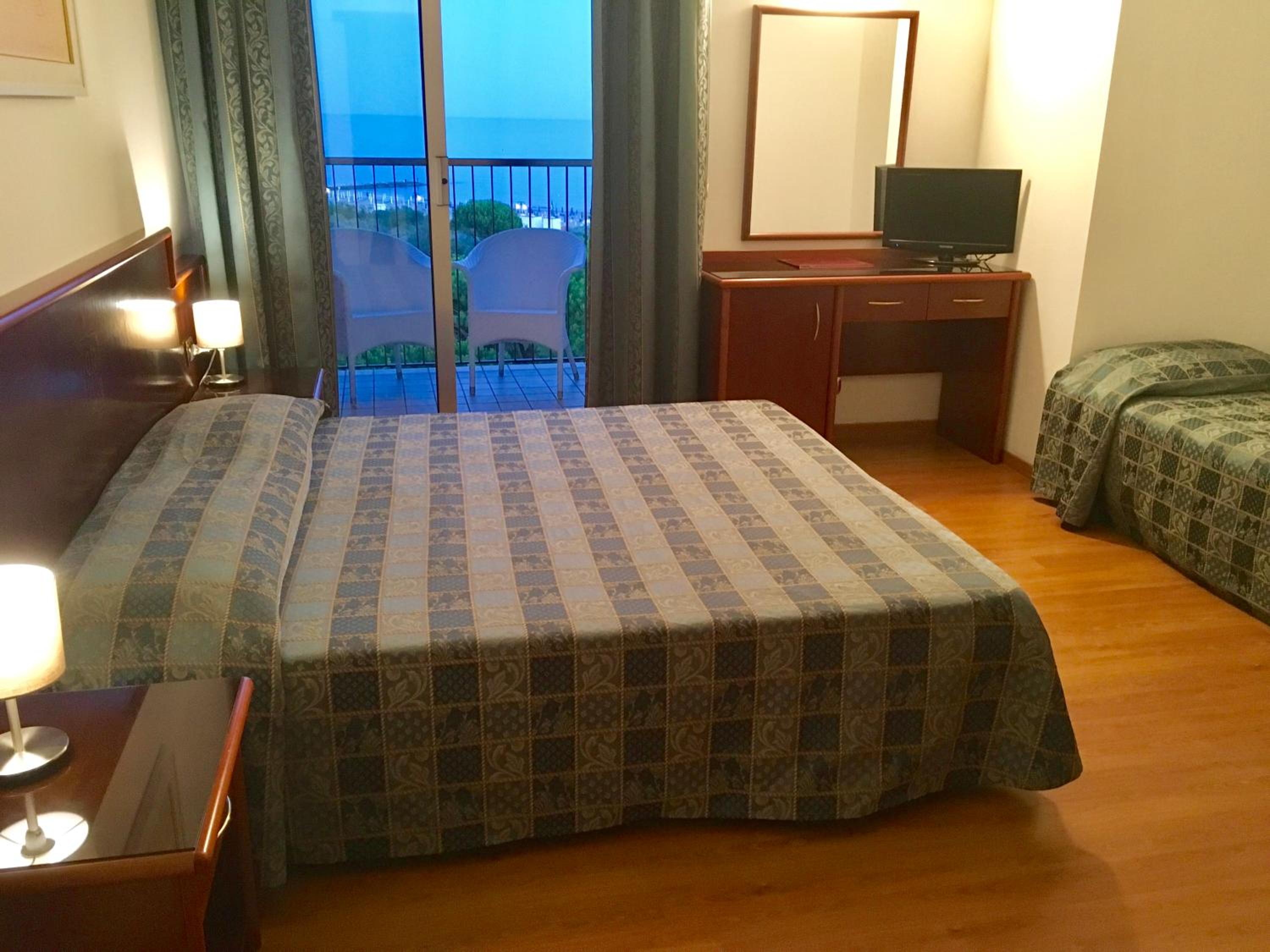 Family Room with Balcony (2 Adults + 1 Child) - Photo 1