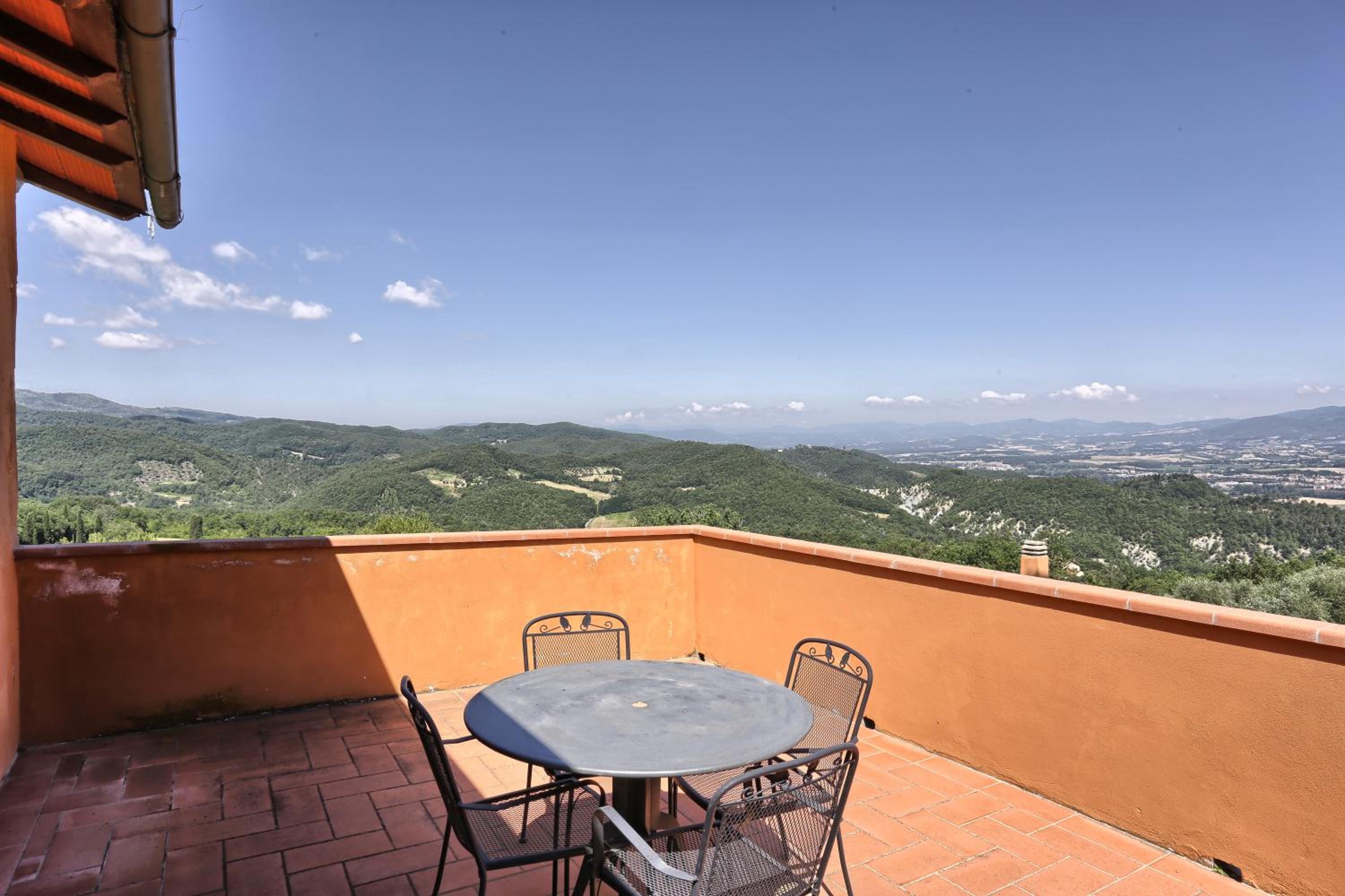 Four-Bedroom House with Terrace - Split Level photo 3