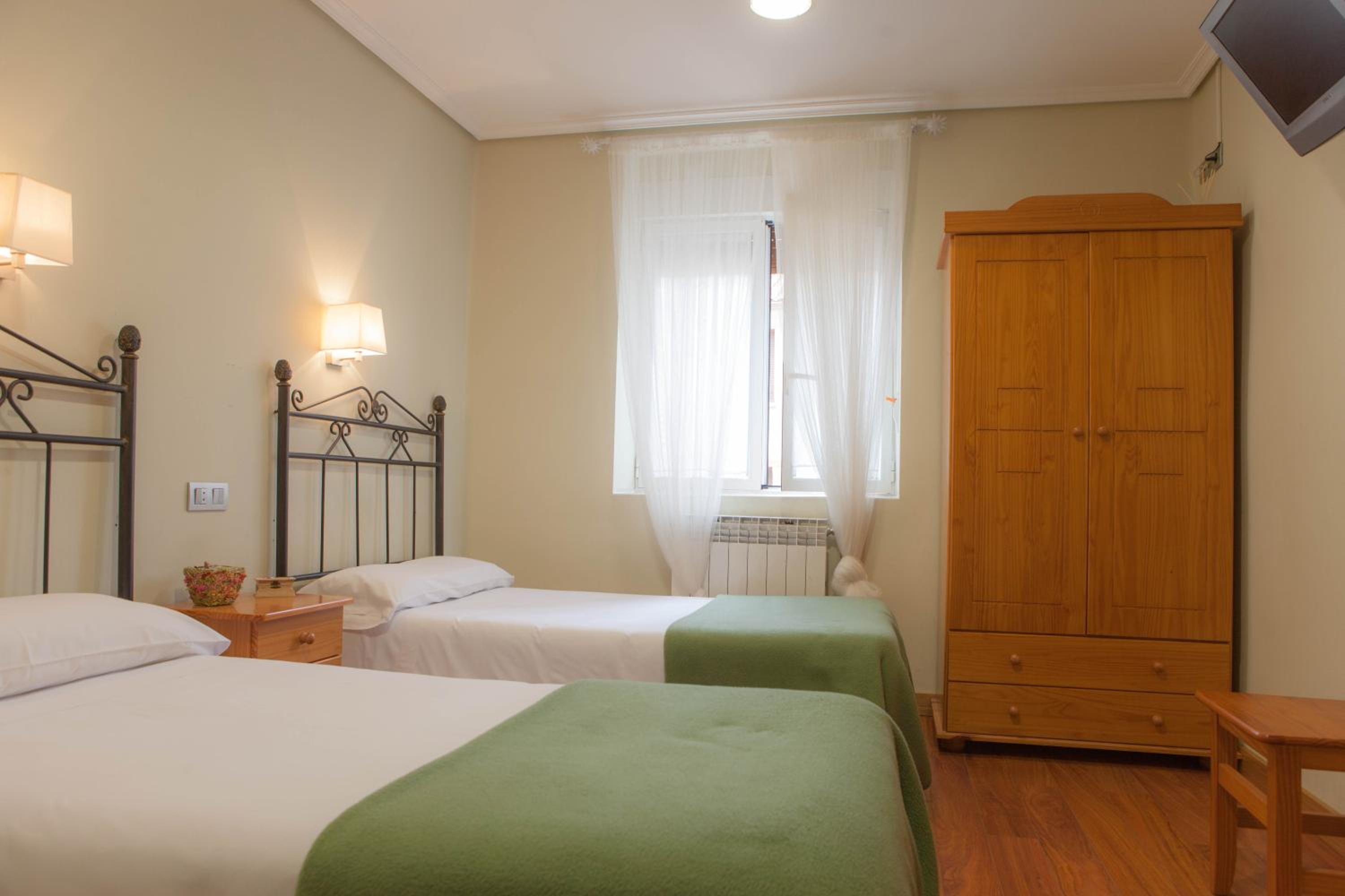 Twin Room with Private Bathroom photo 2