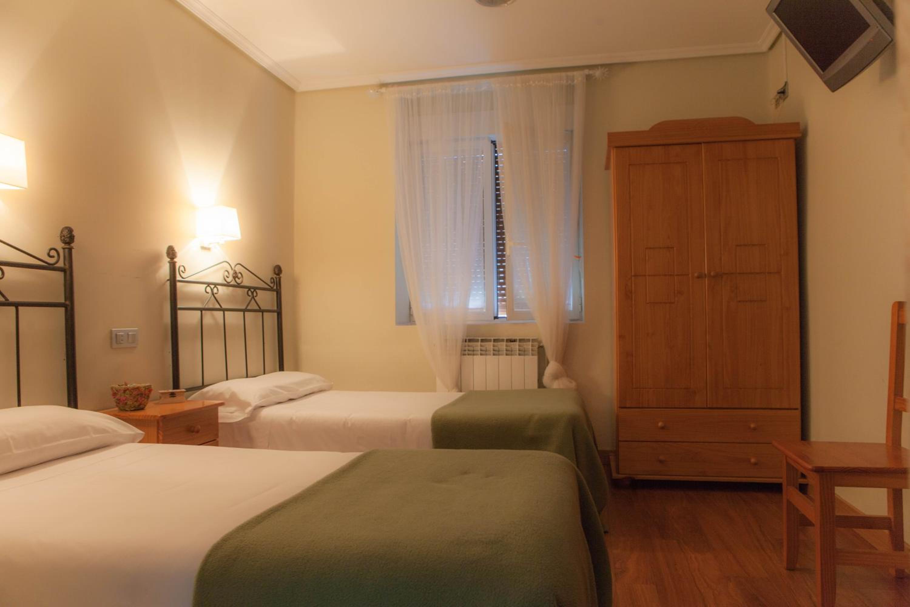 Twin Room with Private Bathroom photo 3