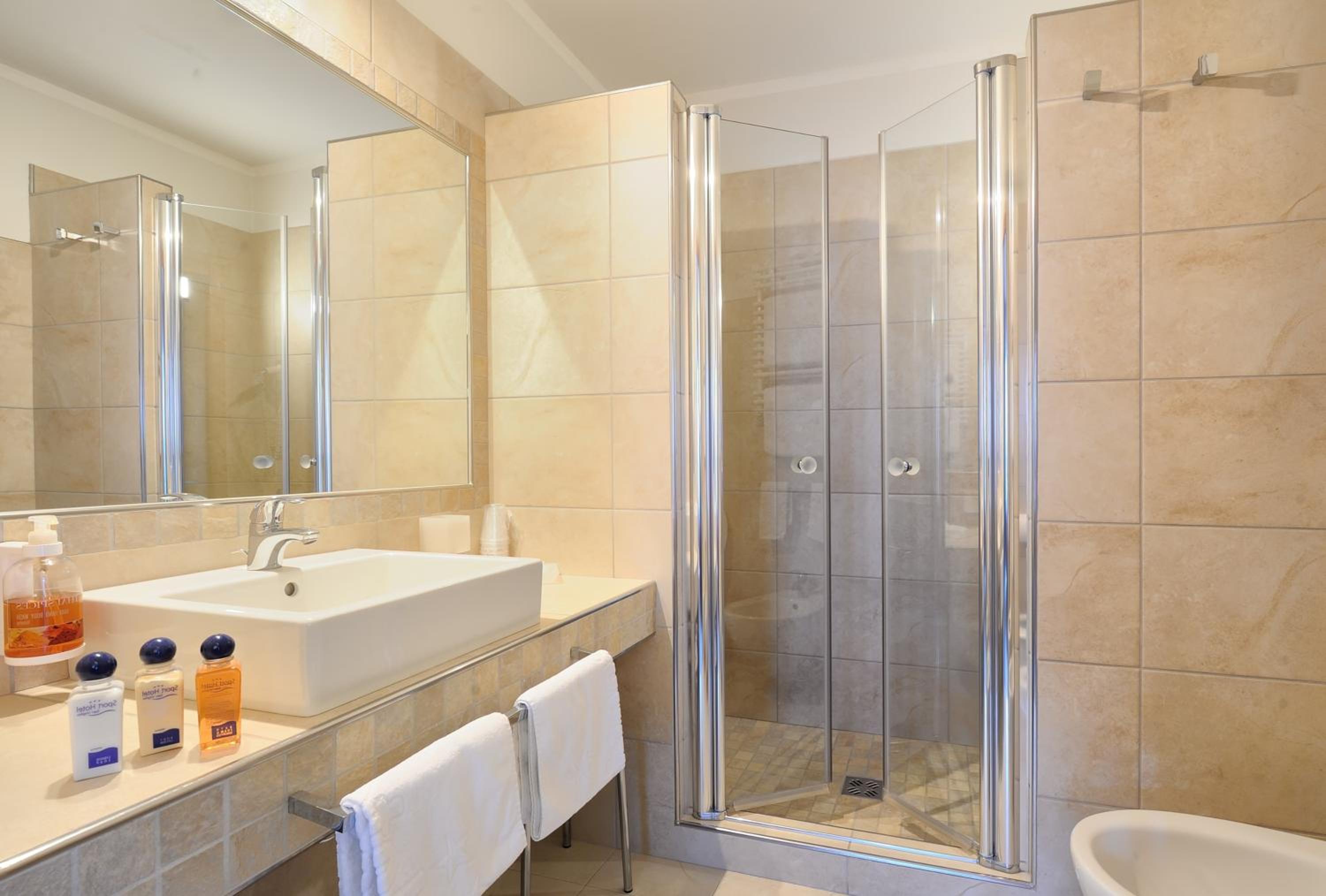 Double Room with Balcony - Photo 5