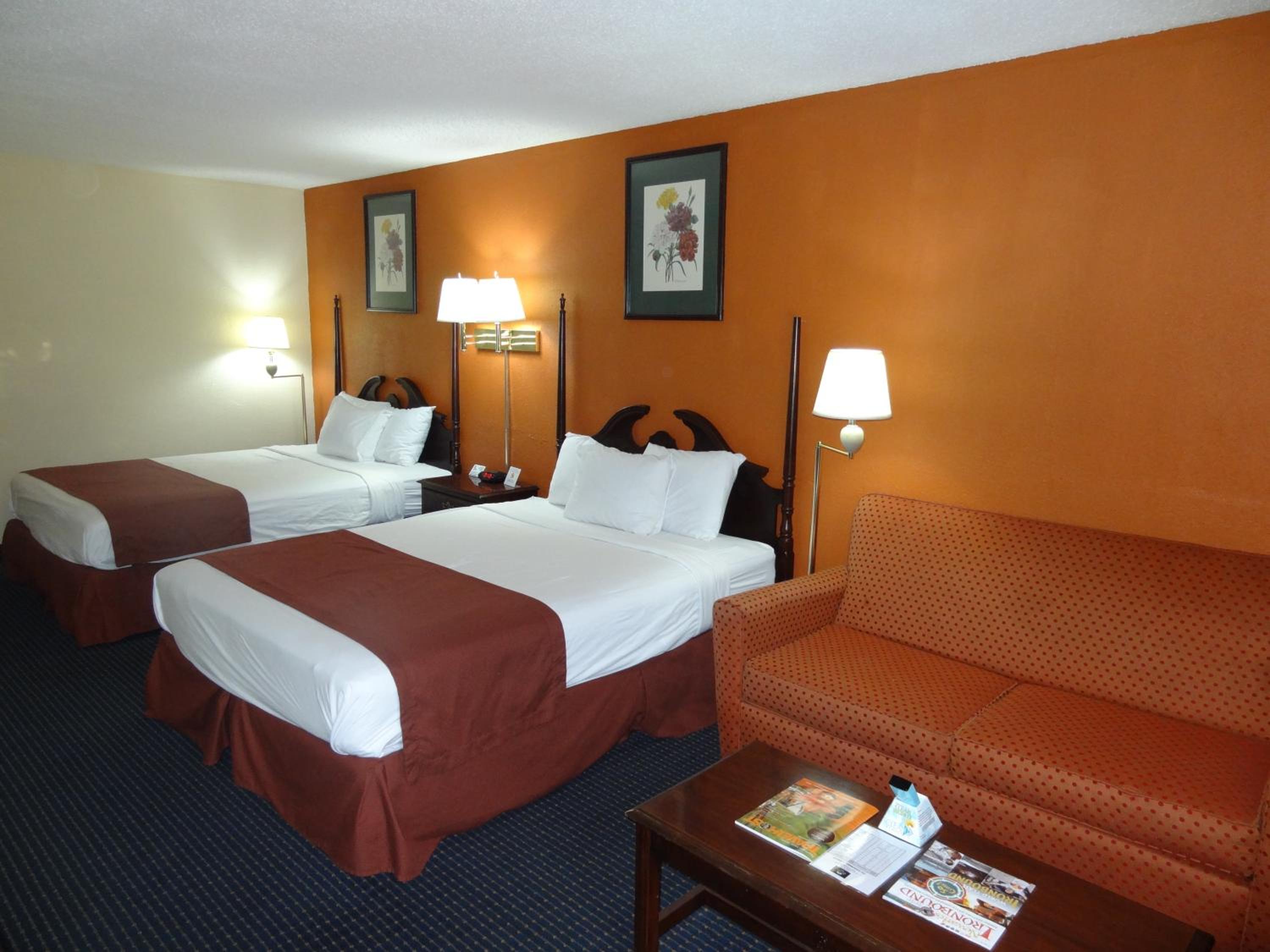 Deluxe Queen Room with Two Queen Beds - Non-Smoking - Photo 4