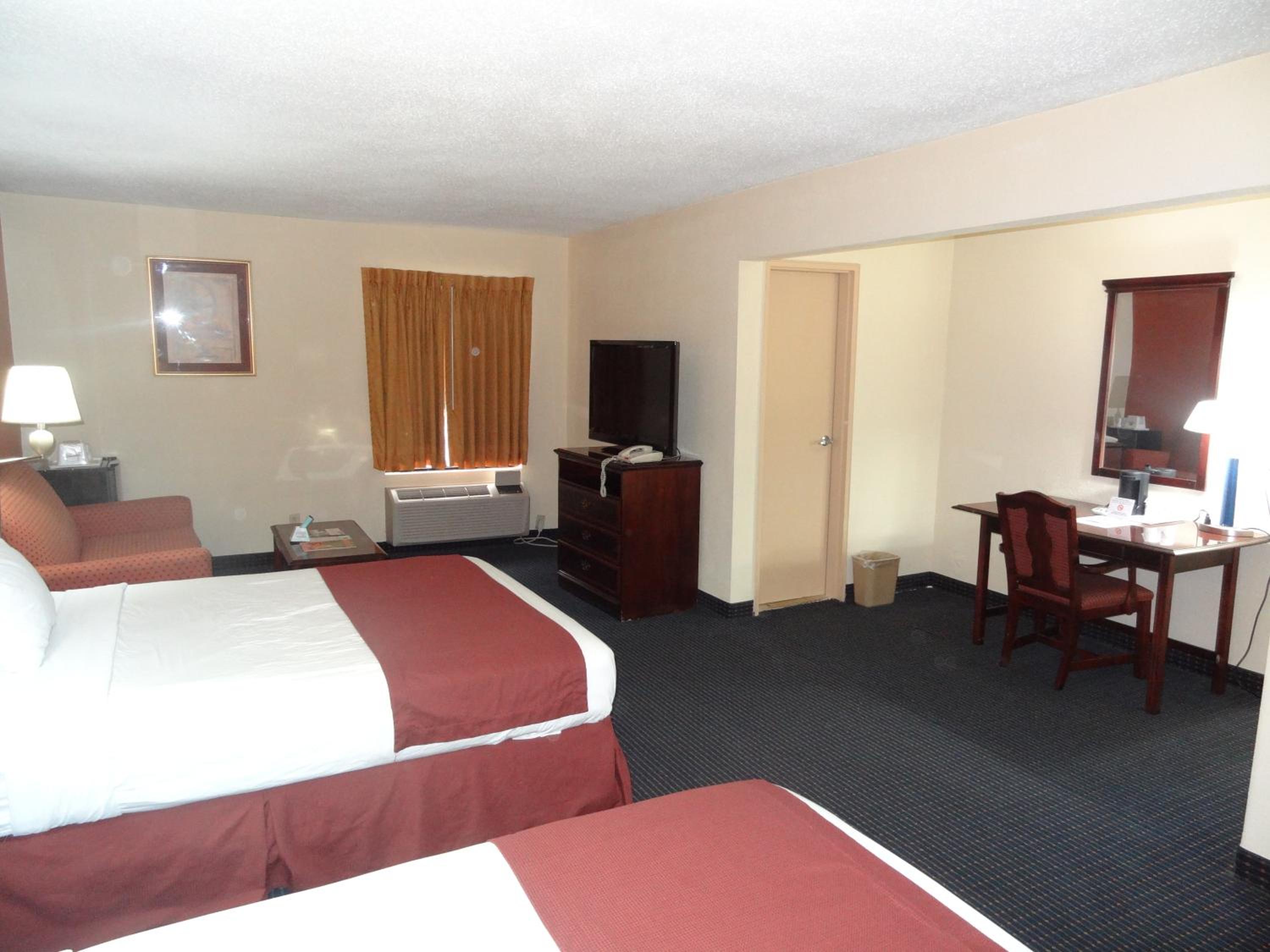 Deluxe Queen Room with Two Queen Beds - Non-Smoking - Photo 9