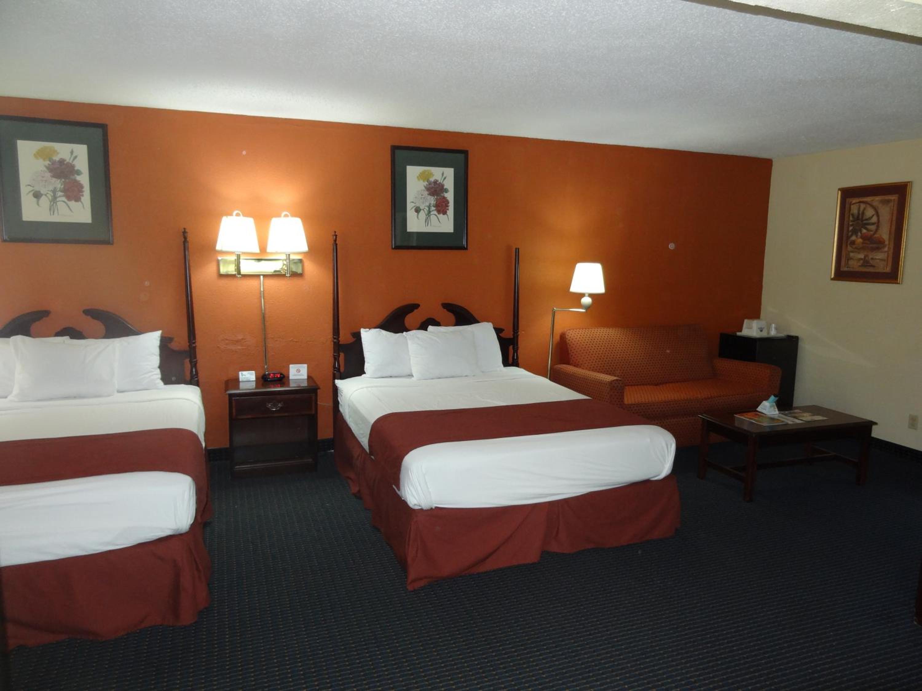 Deluxe Queen Room with Two Queen Beds - Non-Smoking - Photo 3