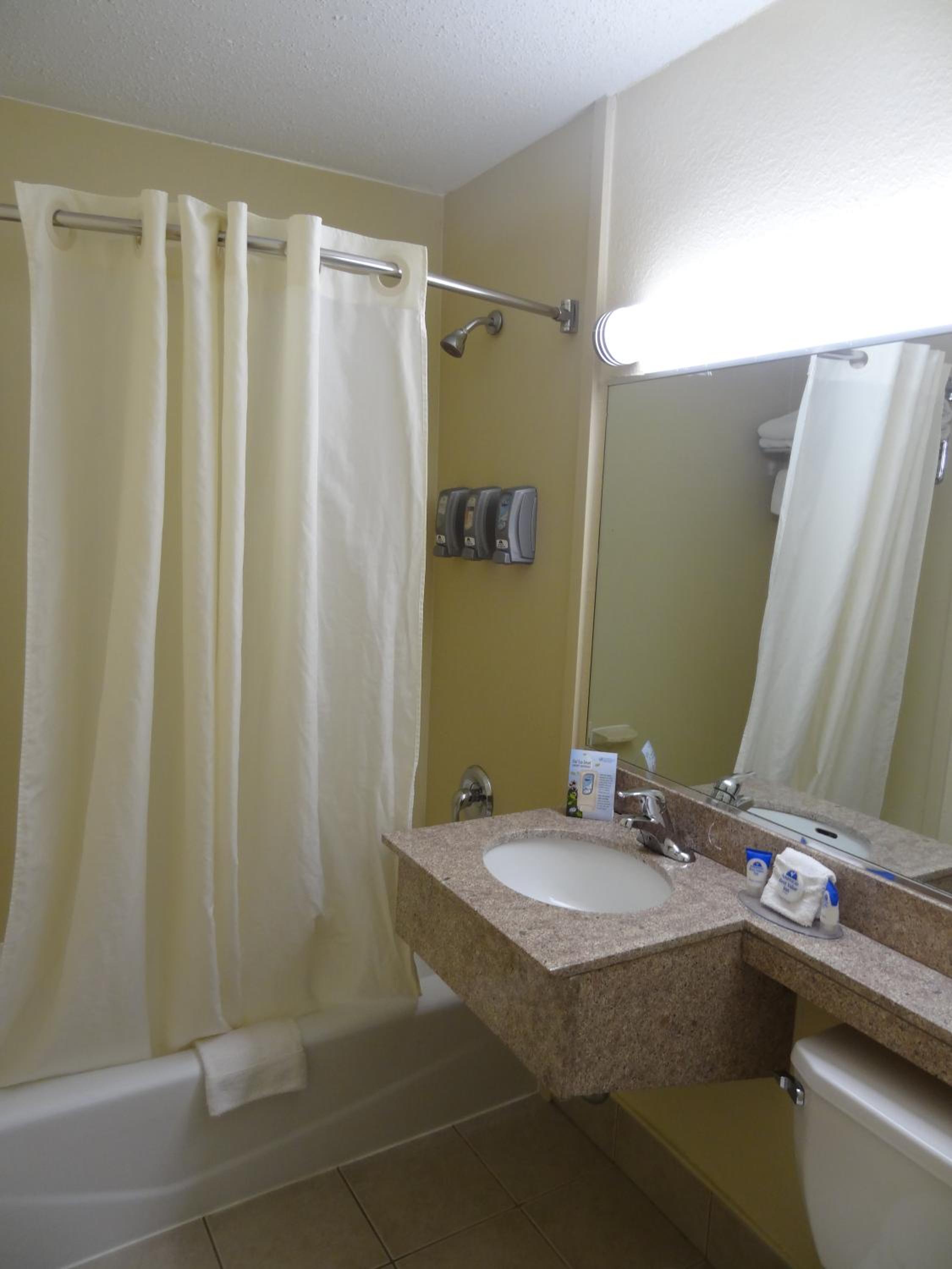 Deluxe Queen Room with Two Queen Beds - Non-Smoking - Photo 5