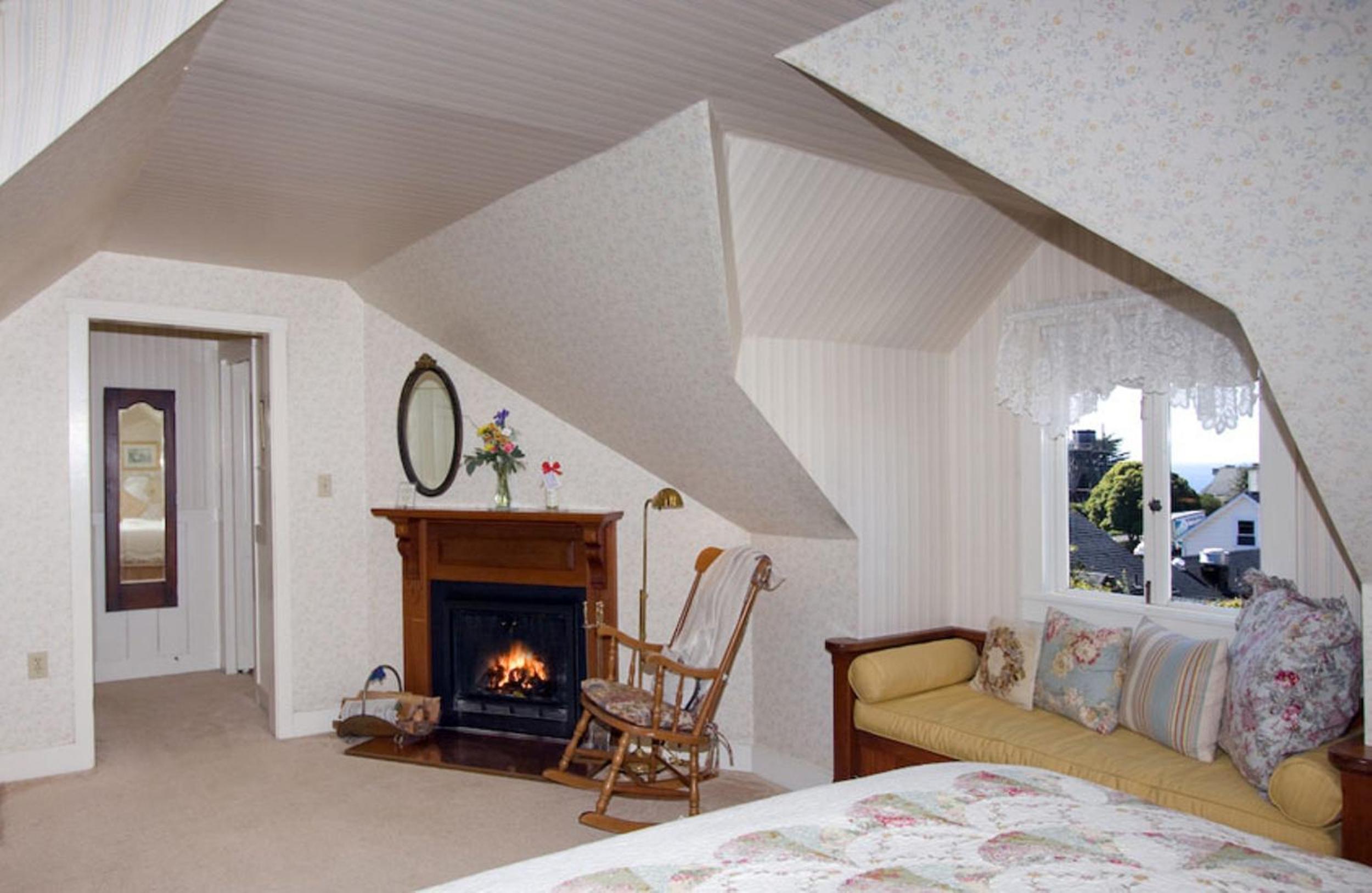 George Switzer Room - King Room with Fireplace photo 3