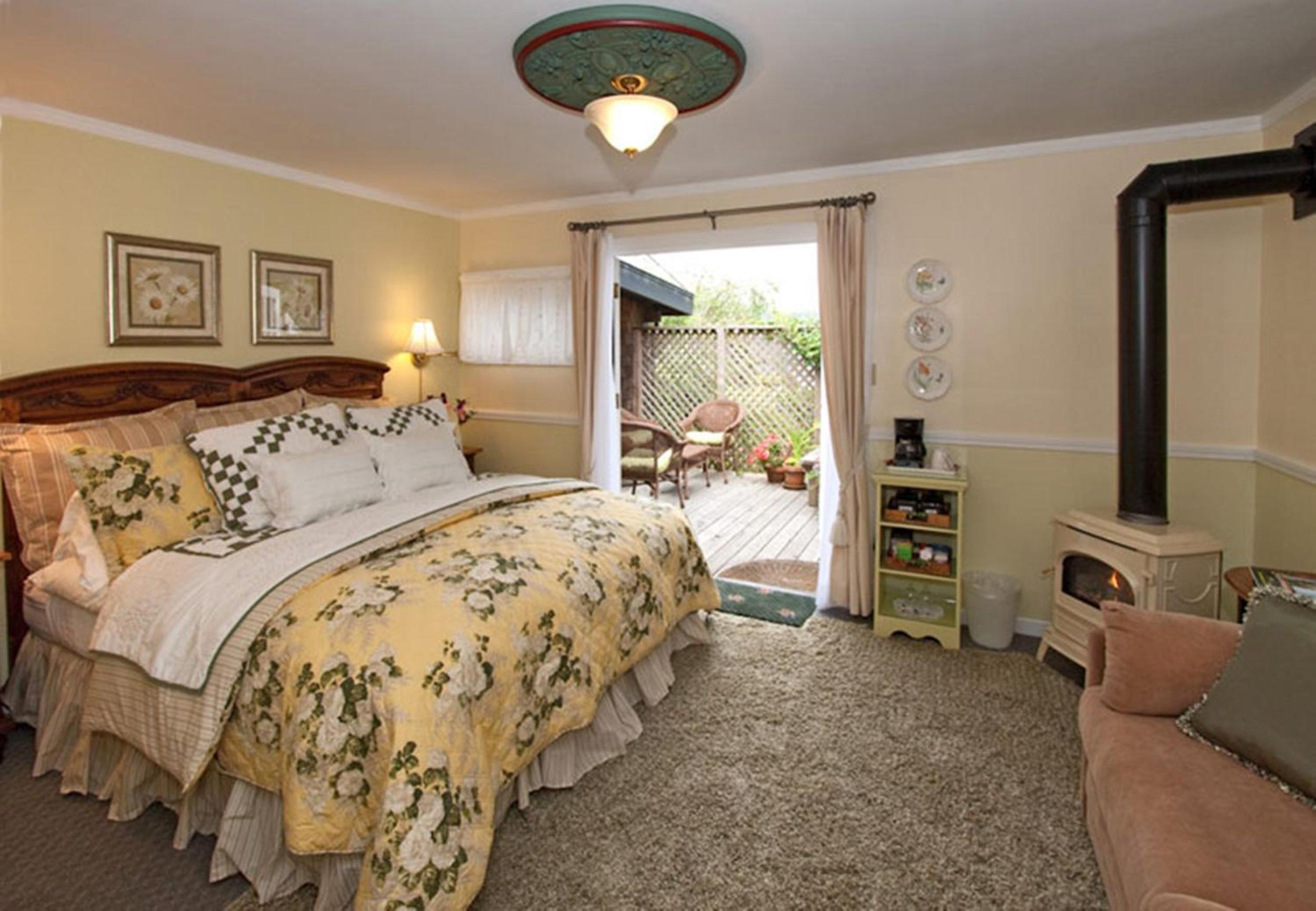 Headlands Hideaway - Deluxe King Room photo 1