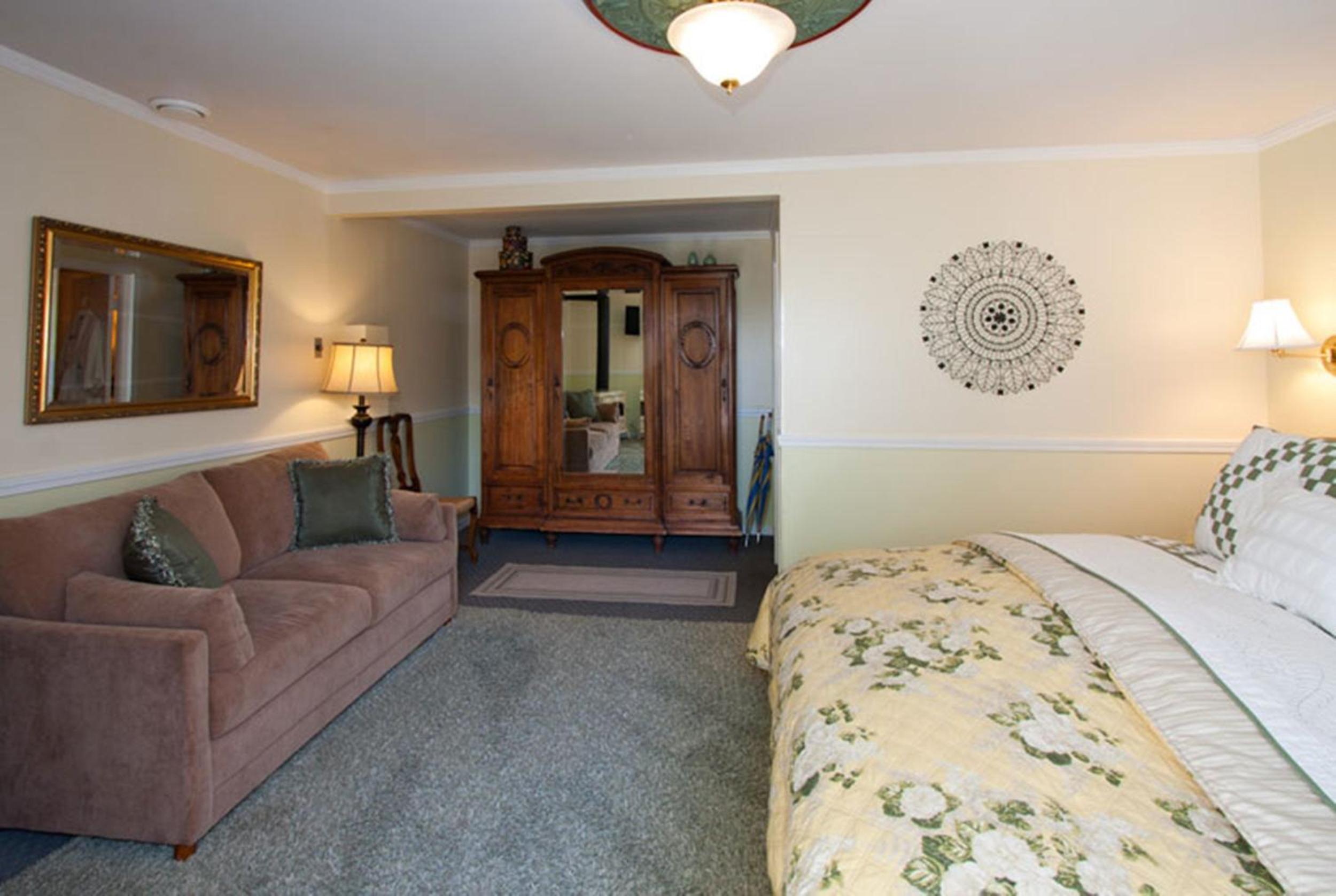 Headlands Hideaway - Deluxe King Room photo 3