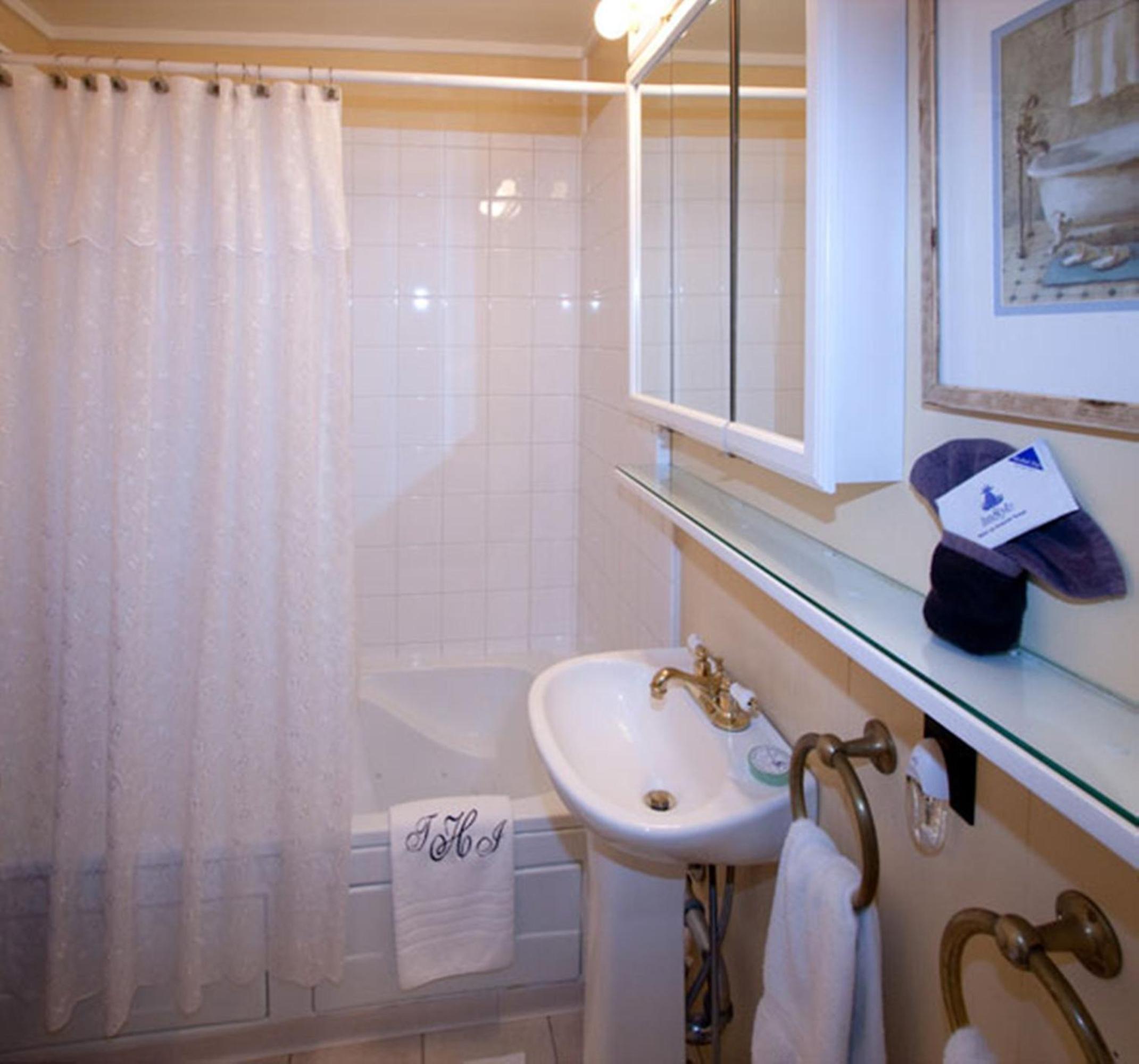 Headlands Hideaway - Deluxe King Room photo 3