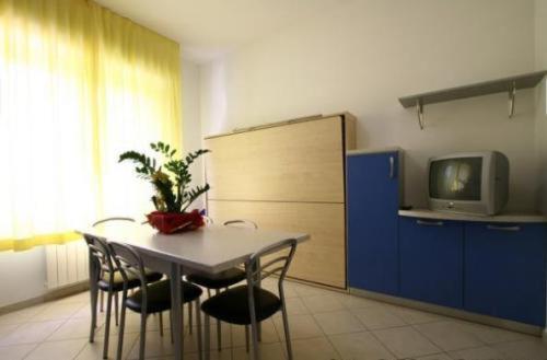 Two-Bedroom Apartment (6 Adults) - Photo 9