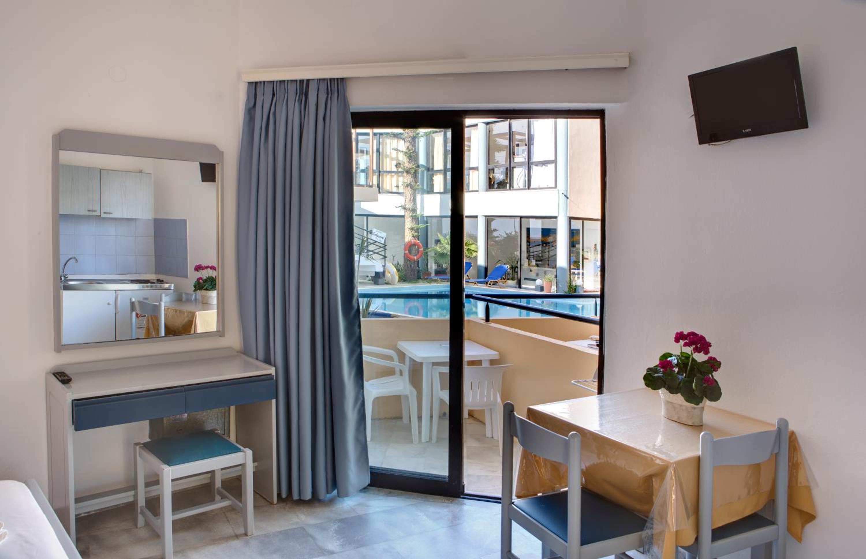 Twin Room with Pool View  - Photo 2