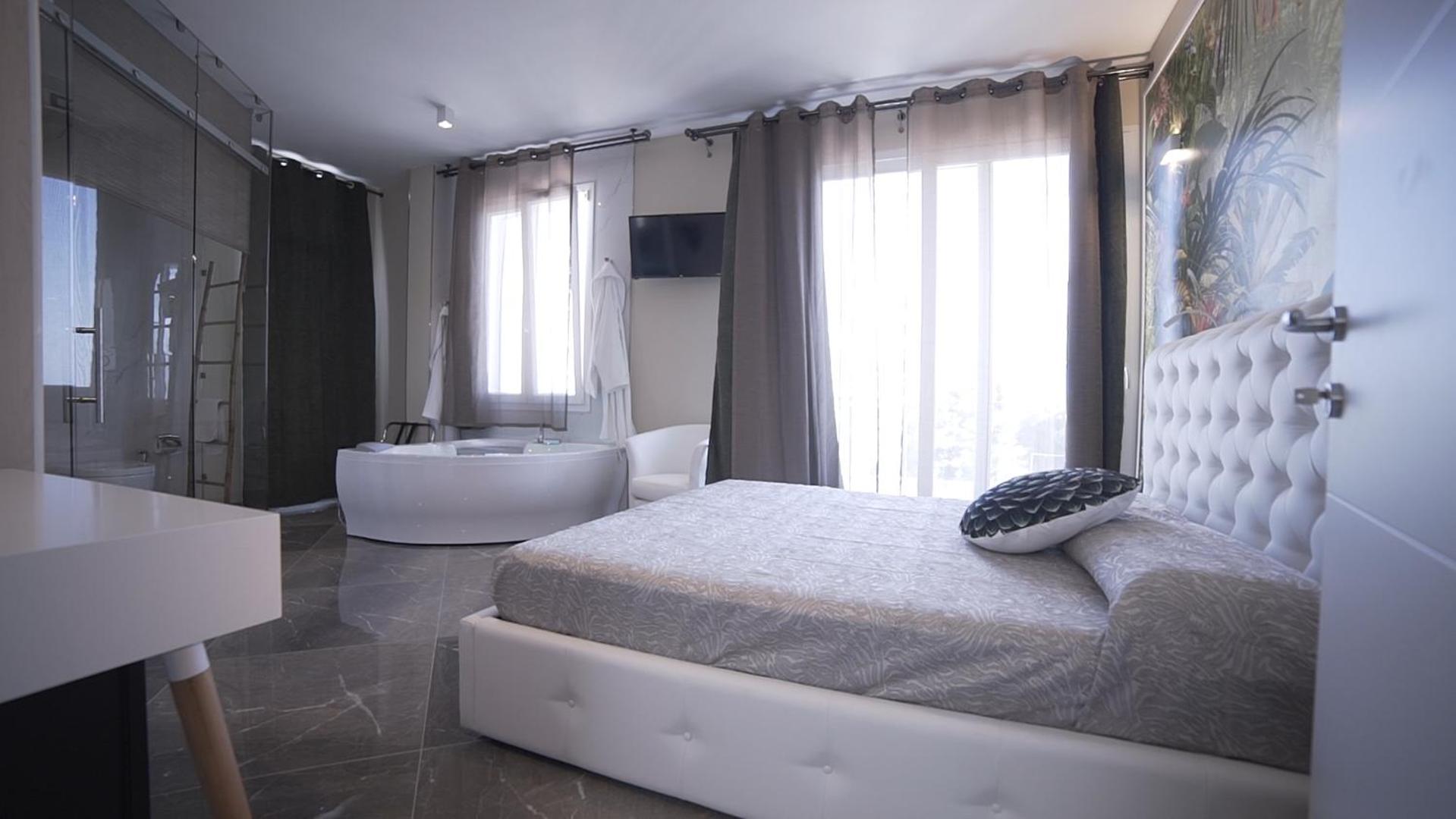Deluxe Suite with Spa Bath - Photo 4