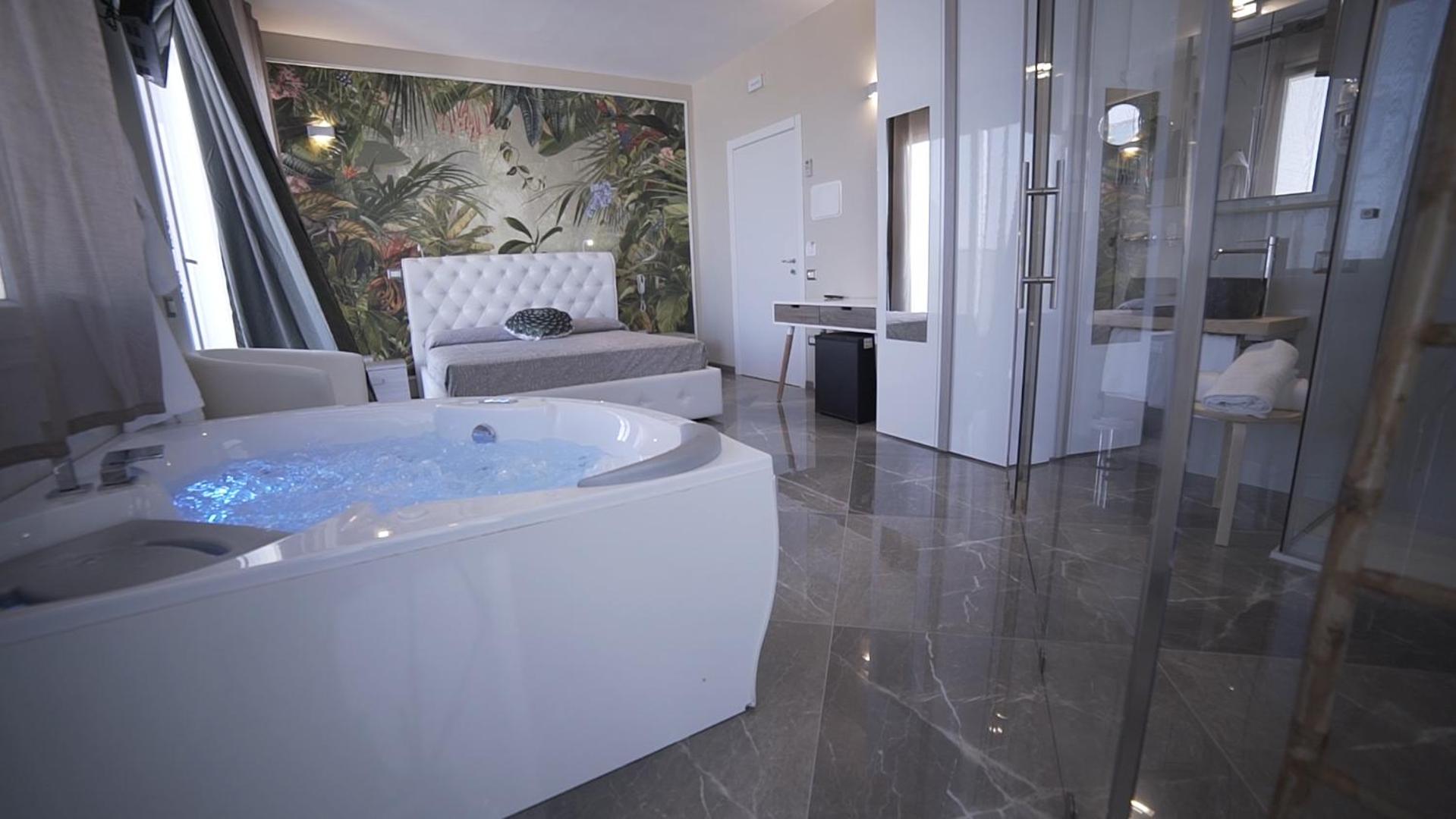Deluxe Suite with Spa Bath - Photo 3