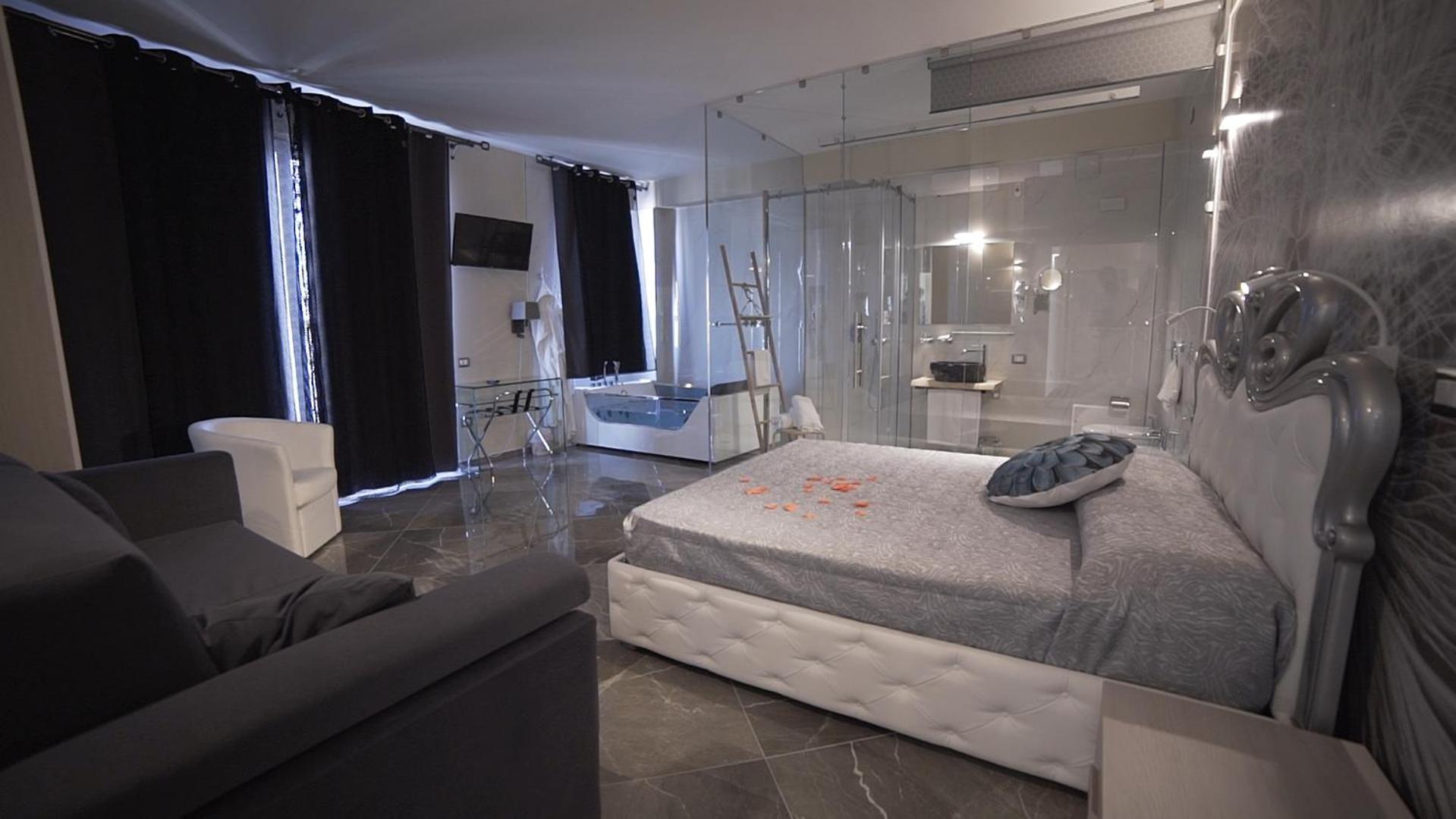 King Suite with Spa Bath - Photo 5