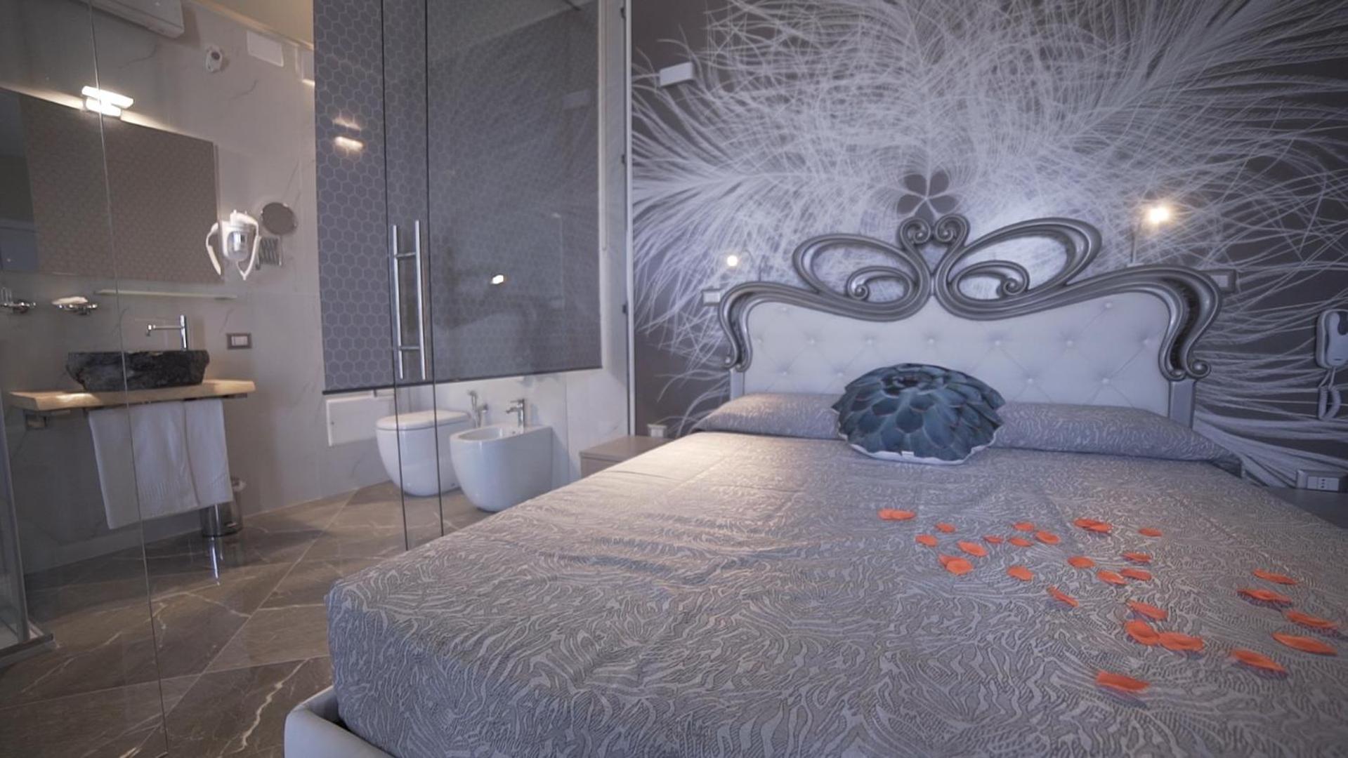 King Suite with Spa Bath - Photo 2