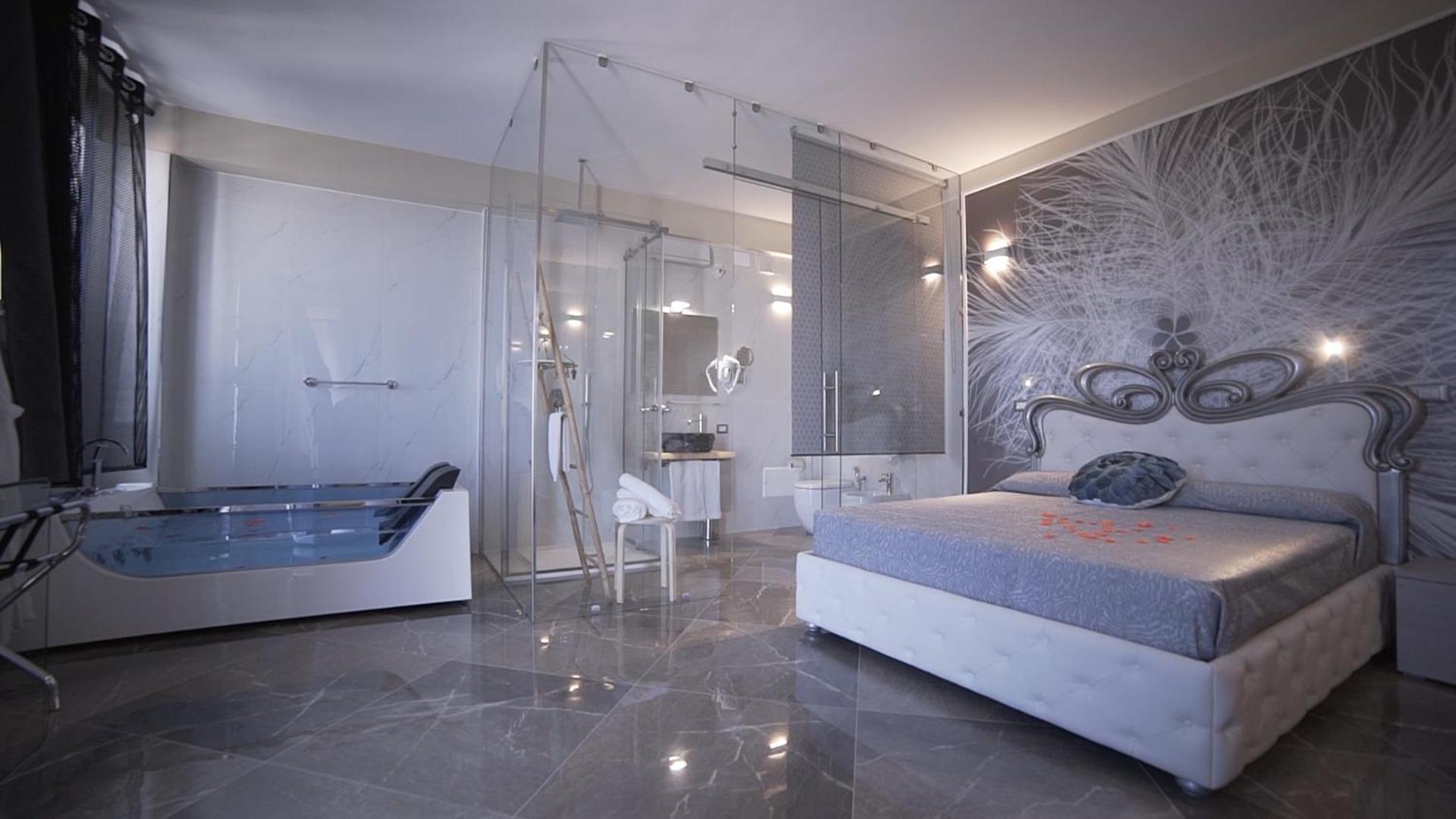 King Suite with Spa Bath - Photo 1