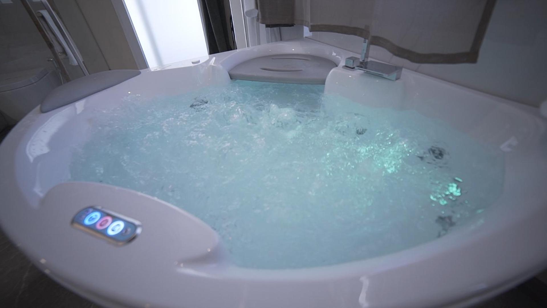 Deluxe Suite with Spa Bath - Photo 2