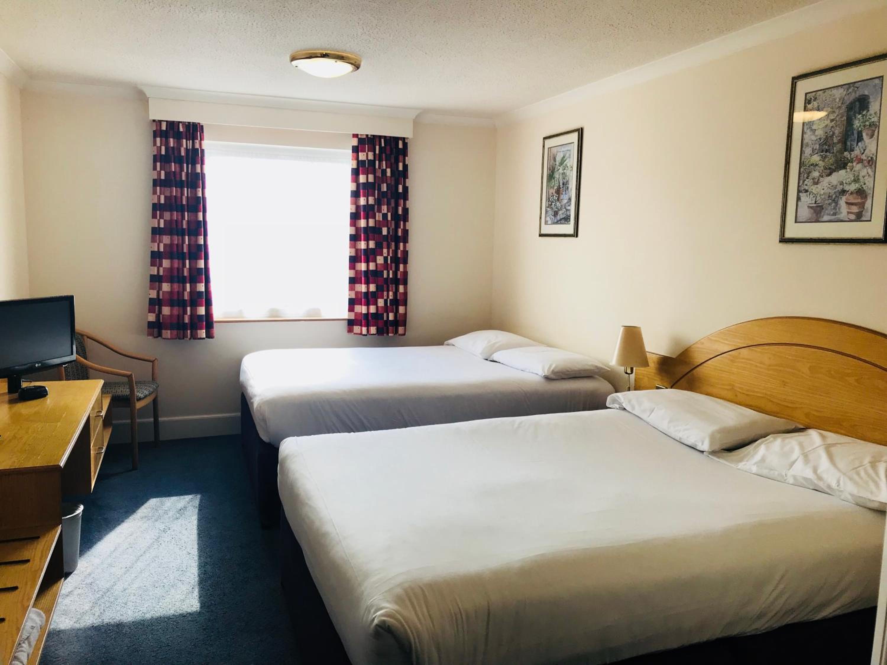 Double Room with Two Double Beds - Photo 2