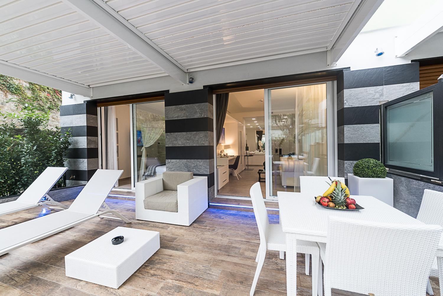 Luxury Suite with Jacuzzi with Spa Access - Separate Building - Photo 13