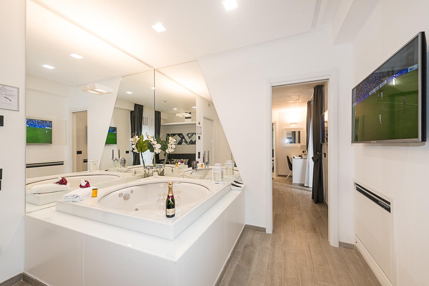 Luxury Suite with Jacuzzi with Spa Access - Separate Building - Photo 7