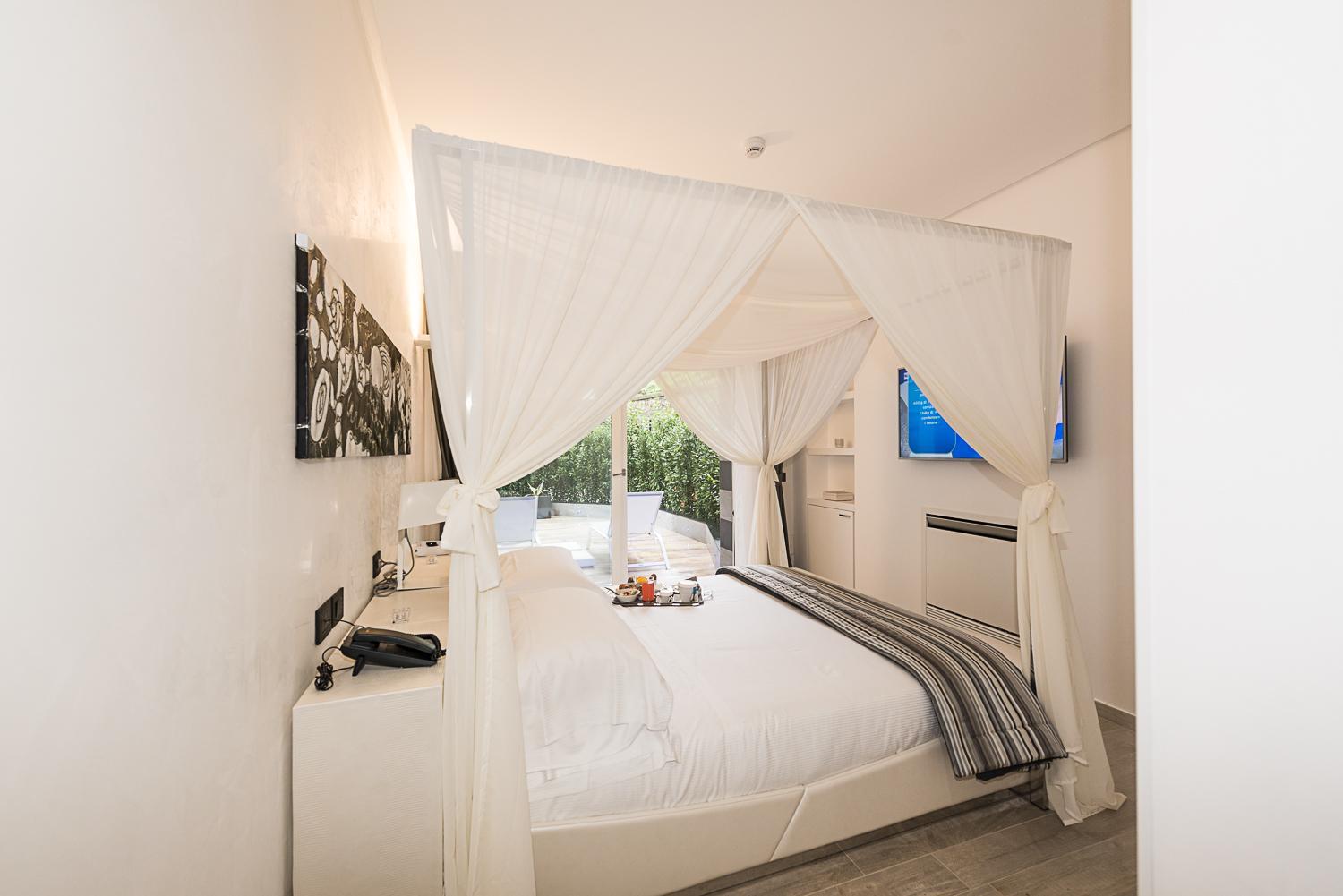 Luxury Suite with Jacuzzi with Spa Access - Separate Building - Photo 10