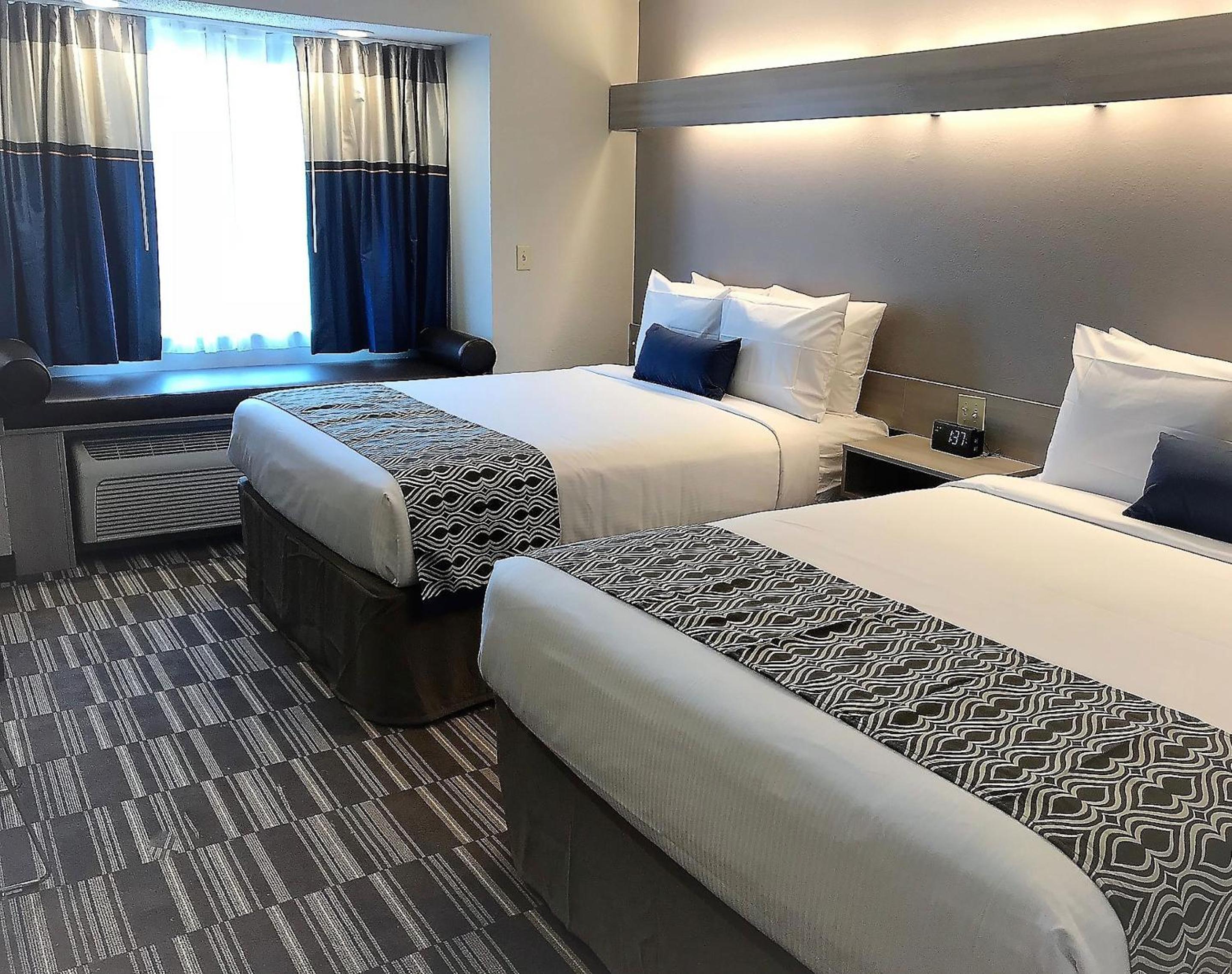 Queen Room with Two Queen Beds - Non-Smoking - Photo 2
