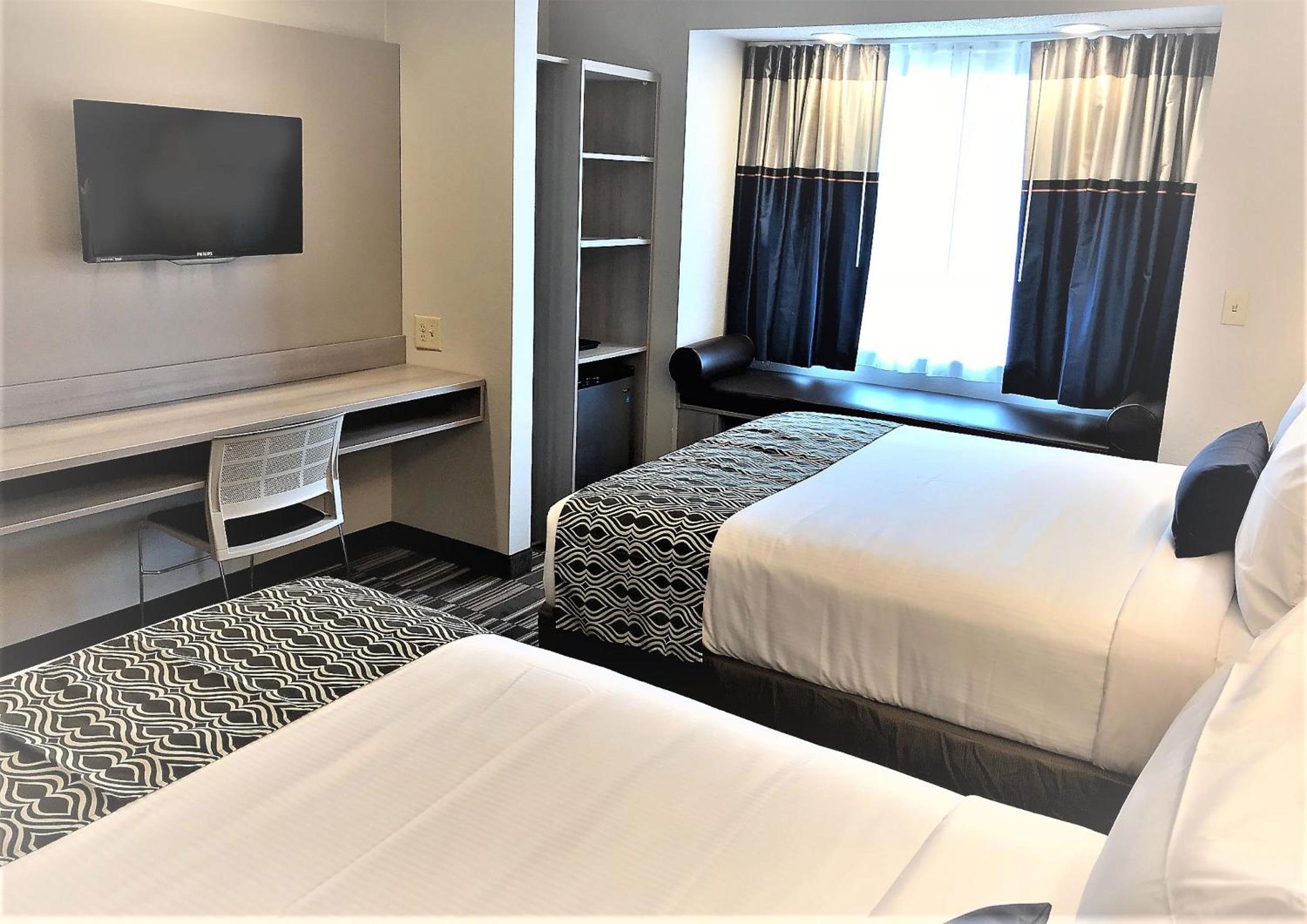Queen Room with Two Queen Beds - Non-Smoking - Photo 5
