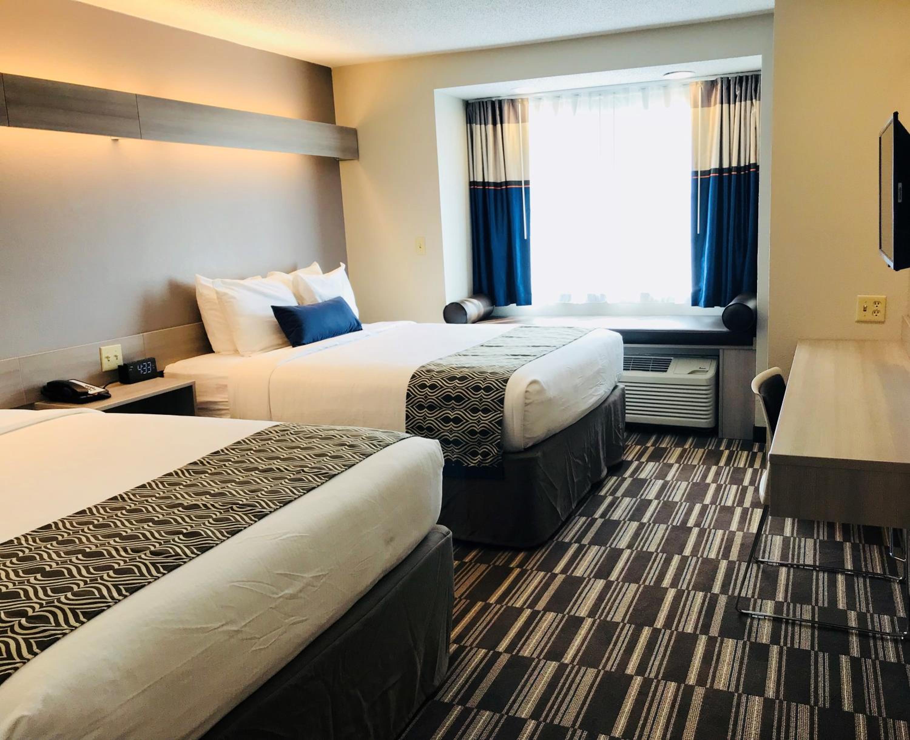 Queen Room with Two Queen Beds - Non-Smoking - Photo 4